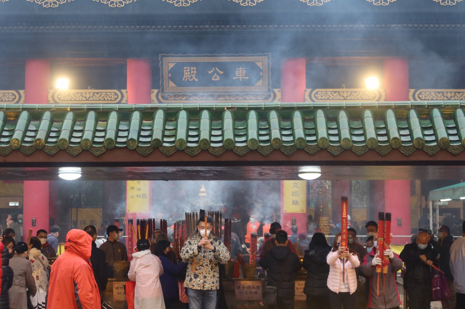 大年初二車公誕，有市民冒寒風細雨提早到田大圍的車公廟拜車公，祈求新一年平安好運。（大公文匯全媒體記者楊新雨攝）