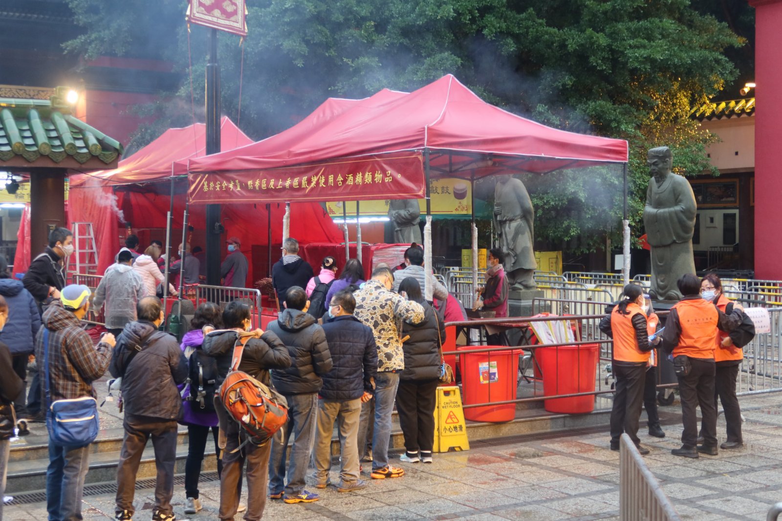 大年初二車公誕，有市民冒寒風細雨提早到田大圍的車公廟拜車公，祈求新一年平安好運。（大公文匯全媒體記者楊新雨攝）