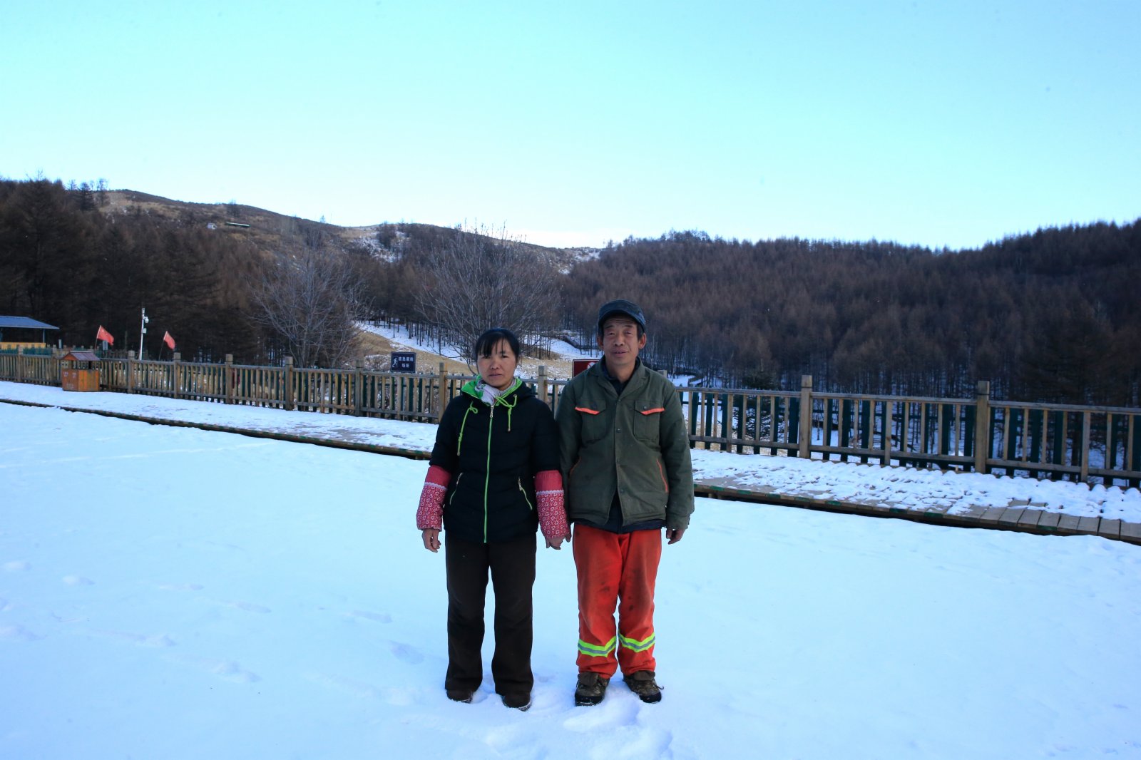 戎喜民施樹芳夫婦站在駝梁，向山下的父母遙寄虎年祝福。