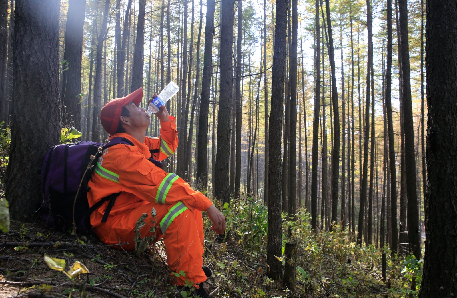 戎喜民喘一口氣，繼續攀登。入冬封山，山上生活用品全靠自己背。