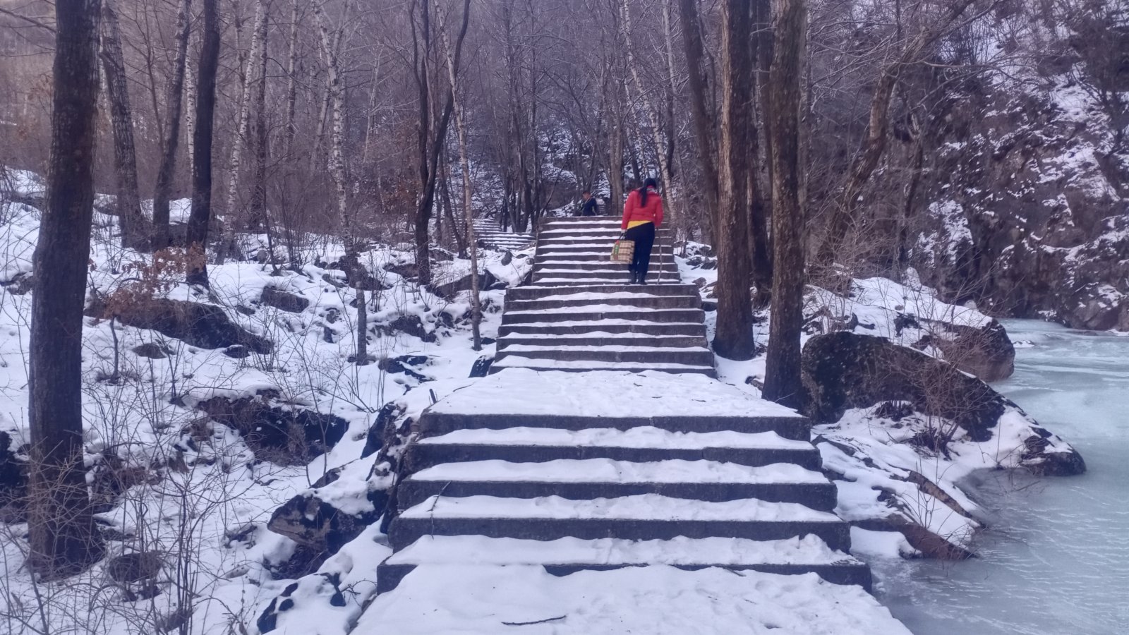 遊客步道，冬天只有他們的身影。