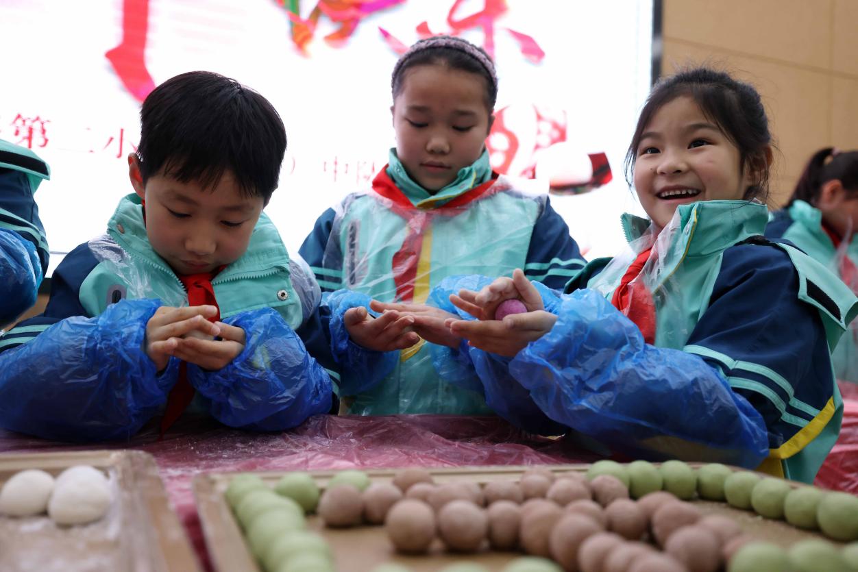 合肥市蚌埠路第二小學的孩子們在手工製作湯圓。（通訊員解琛攝）