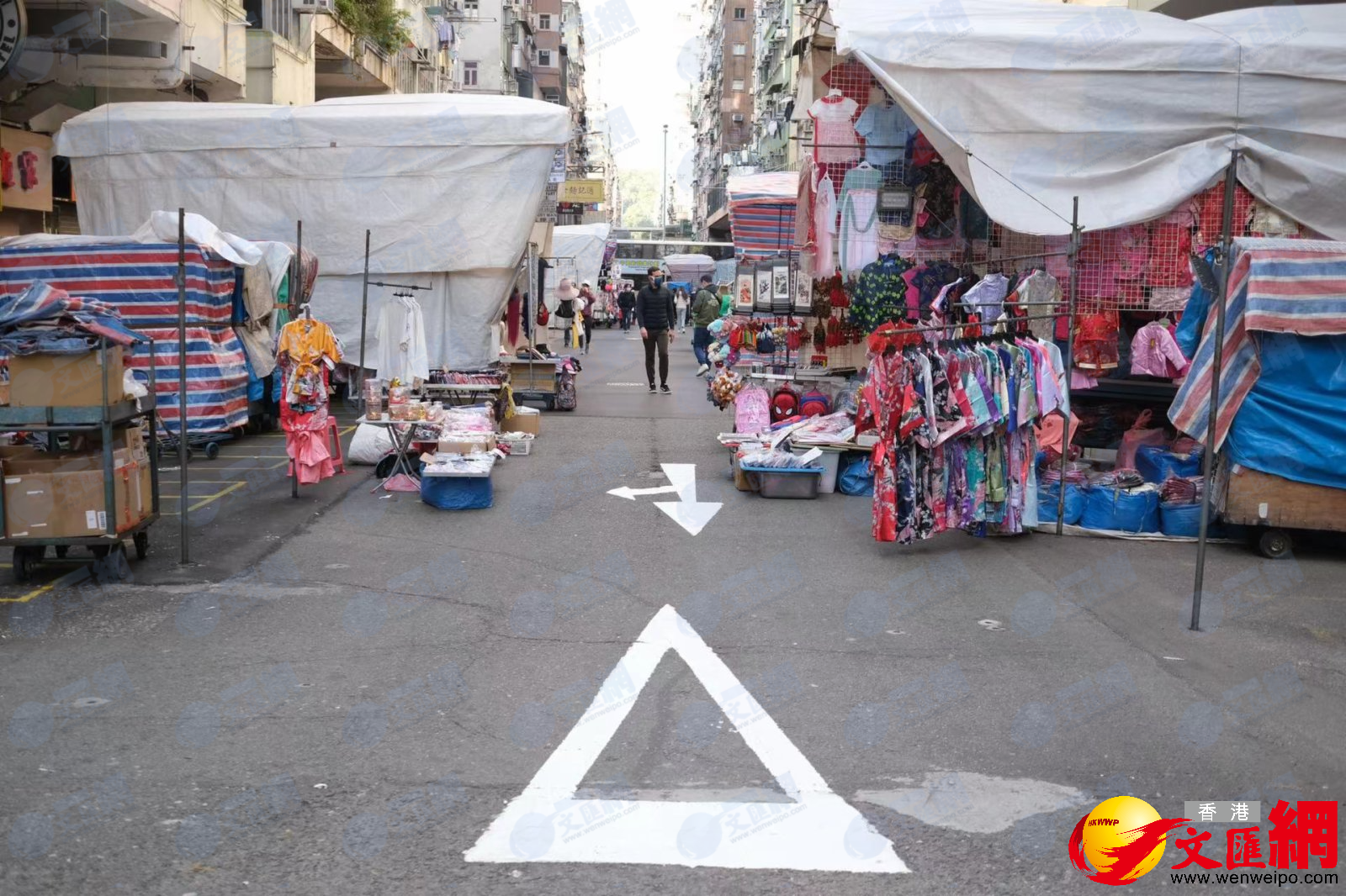 疫情嚴峻，旺角街頭人流減少。（大公文匯全媒體記者 麥鈞傑 攝）