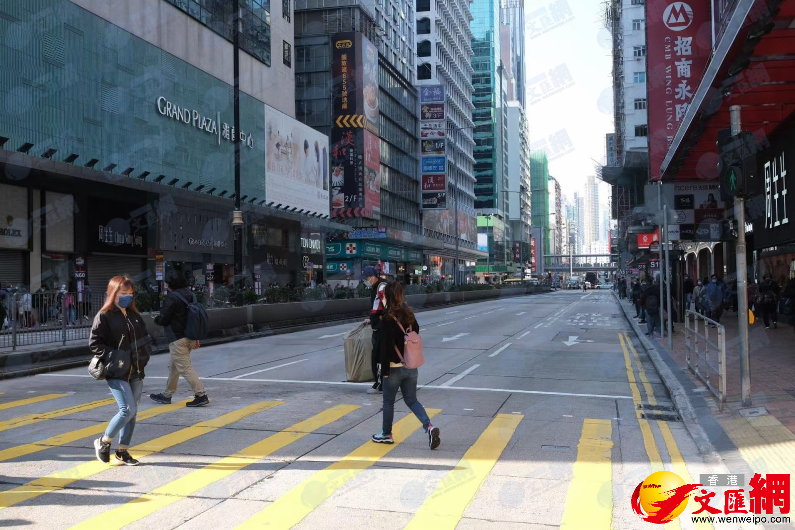 疫情嚴峻，旺角街頭人流減少。（大公文匯全媒體記者 麥鈞傑 攝）