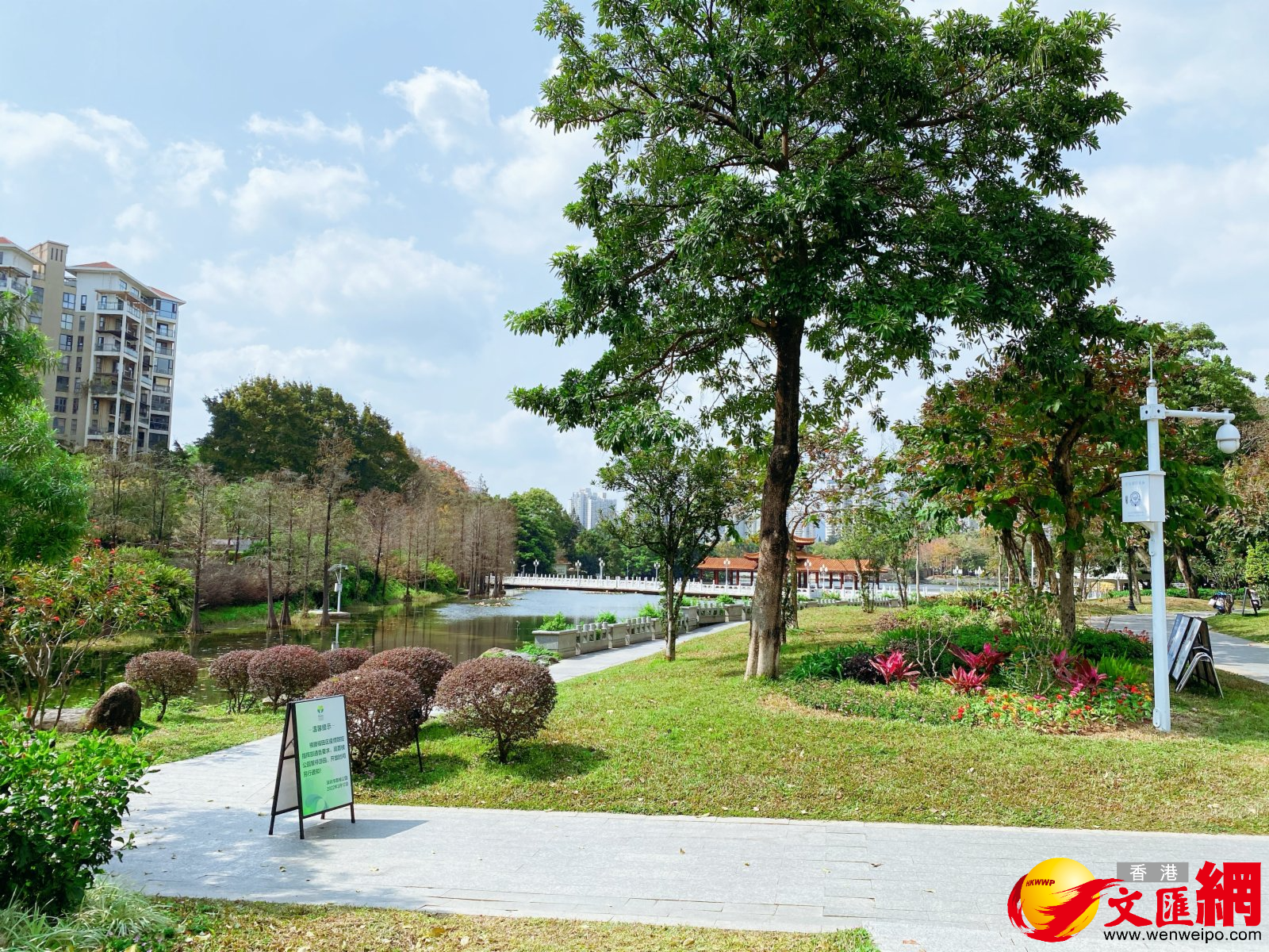 荔枝公園門口放置禁止入內的提醒牌。 荔枝公園門口放置禁止入內的提醒牌。