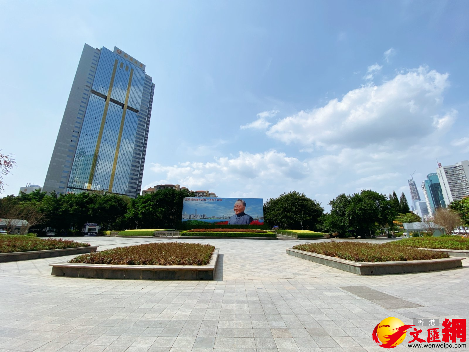 圖為鄧小平畫像廣場,只有警衛在附近巡邏。 圖為鄧小平畫像廣場,只有警衛在附近巡邏。
