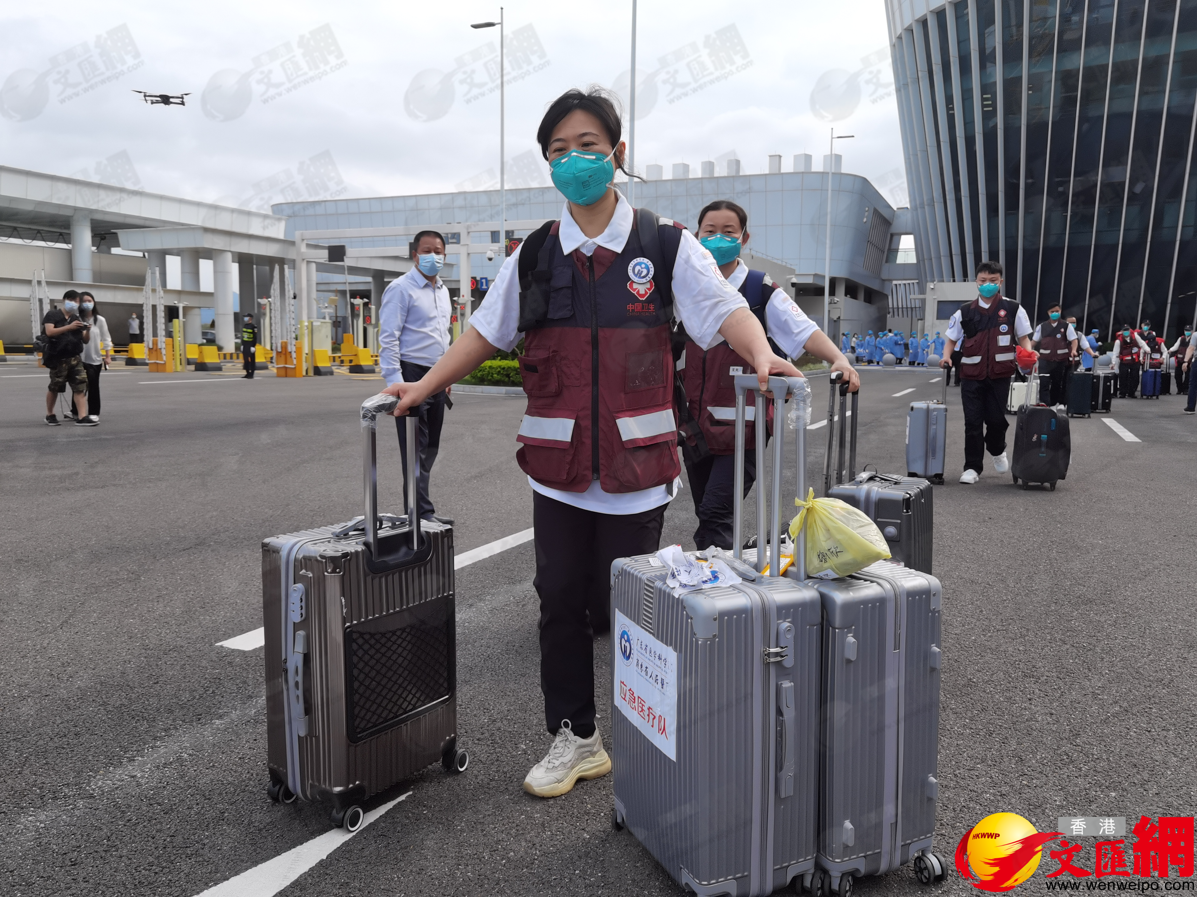 內地援港醫療隊隊員整隊出發。(記者郭若溪攝) 內地援港醫療隊隊員整隊出發。(記者郭若溪攝)