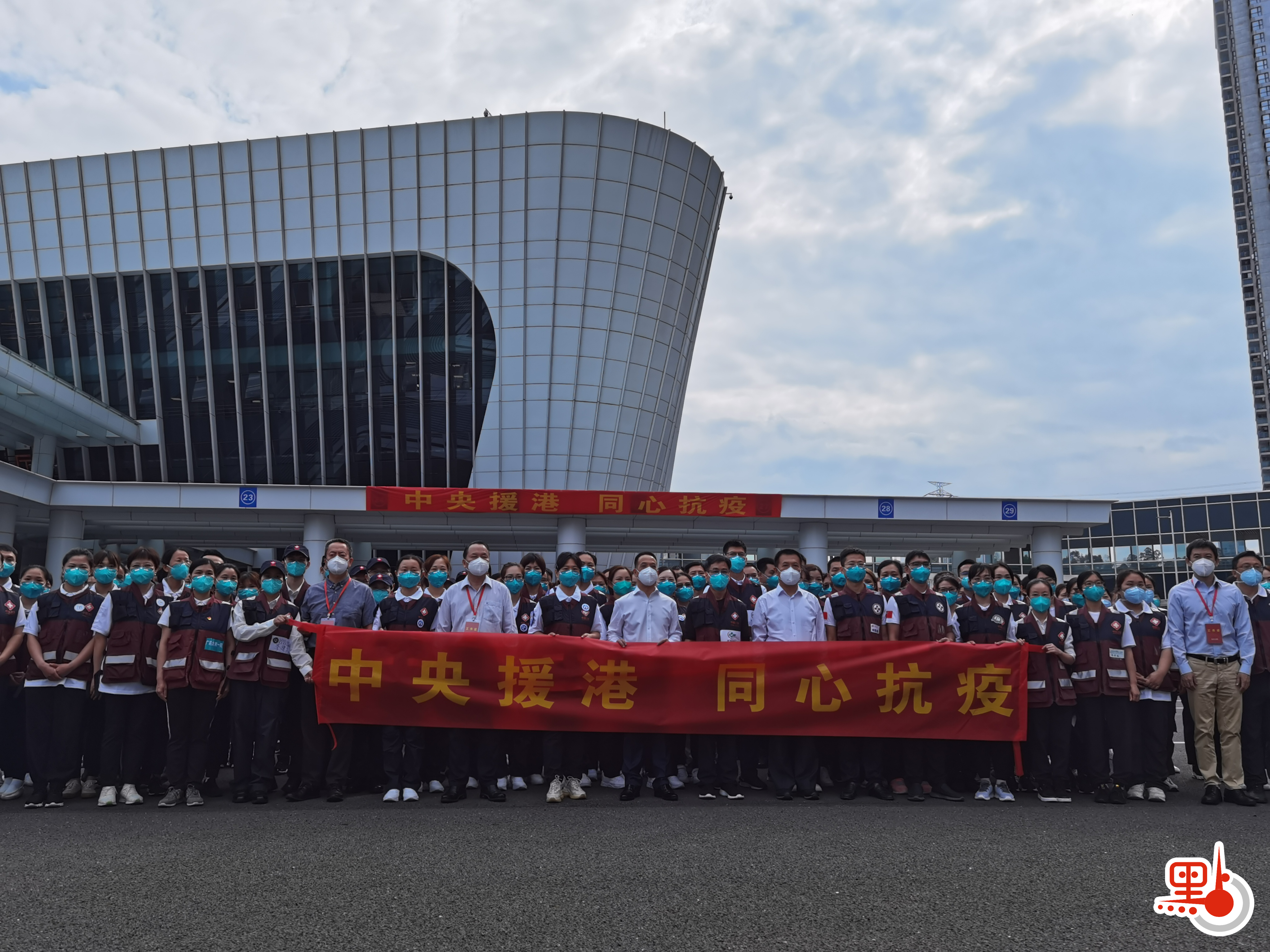 內地援港醫療隊300人合影。(記者郭若溪攝) 內地援港醫療隊300人合影。(記者郭若溪攝)