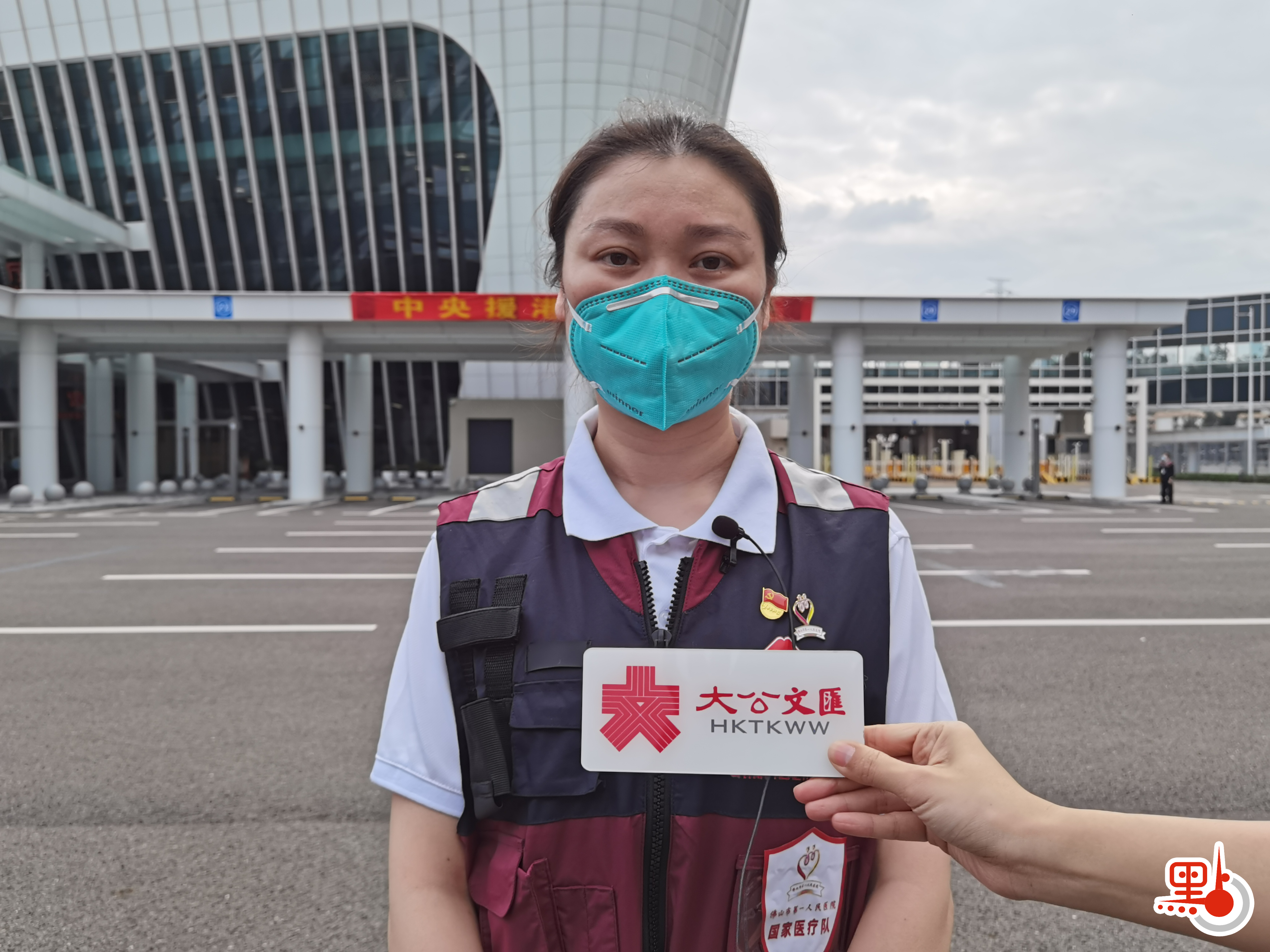 佛山市第一人民醫院護士長葉麗表示,香港同胞就像家人一樣,大家一起戰勝疫情。(記者郭若溪攝) 佛山市第一人民醫院護士長葉麗表示,香港同胞就像家人一樣,大家一起戰勝疫情。(記者郭若溪攝)