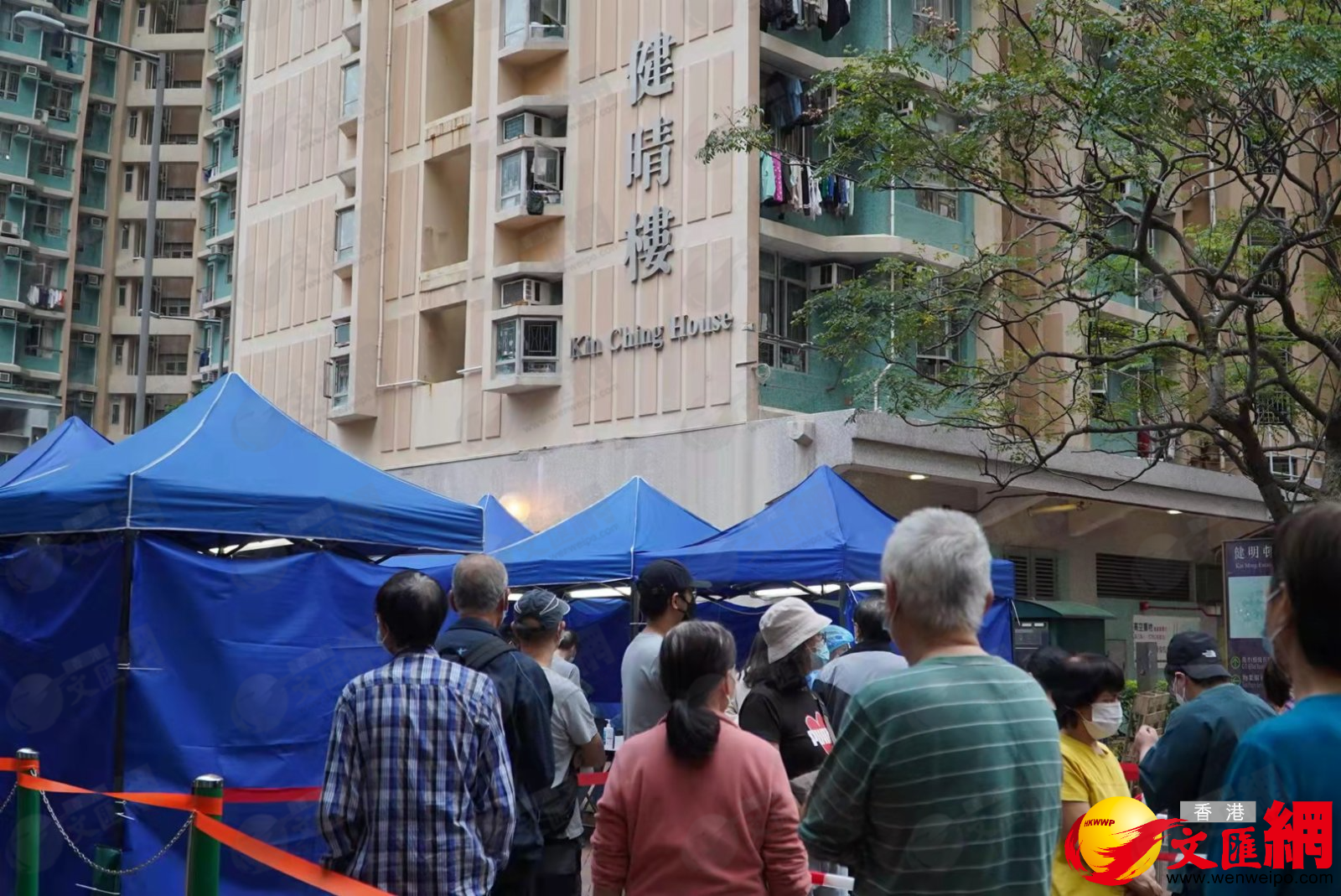 將軍澳健明邨健晴樓圍封強檢。（大公文匯全媒體記者 何燊亮 攝）