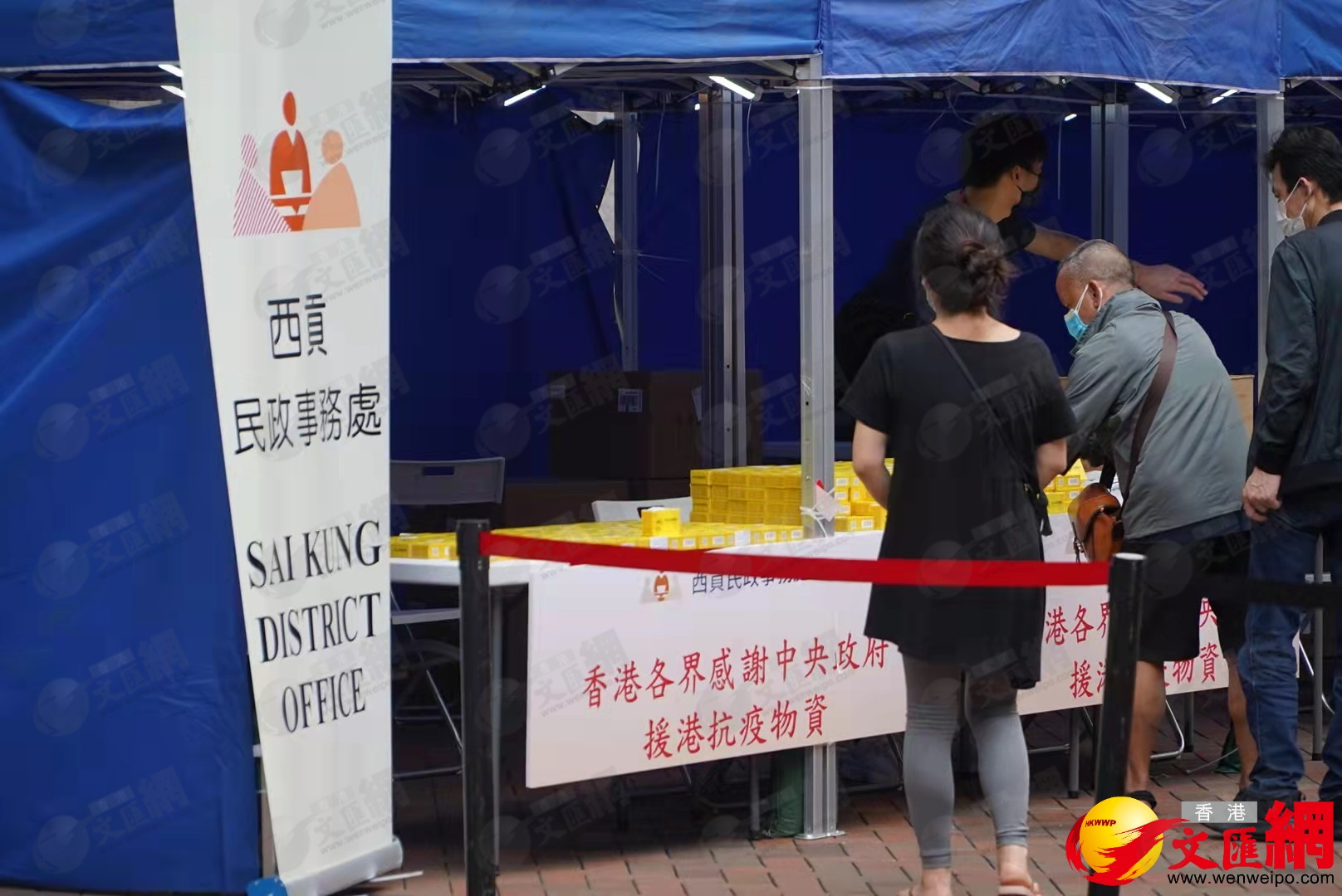 民政事務處於強檢現場派發中央援港藥物。（大公文匯全媒體記者 何燊亮 攝）