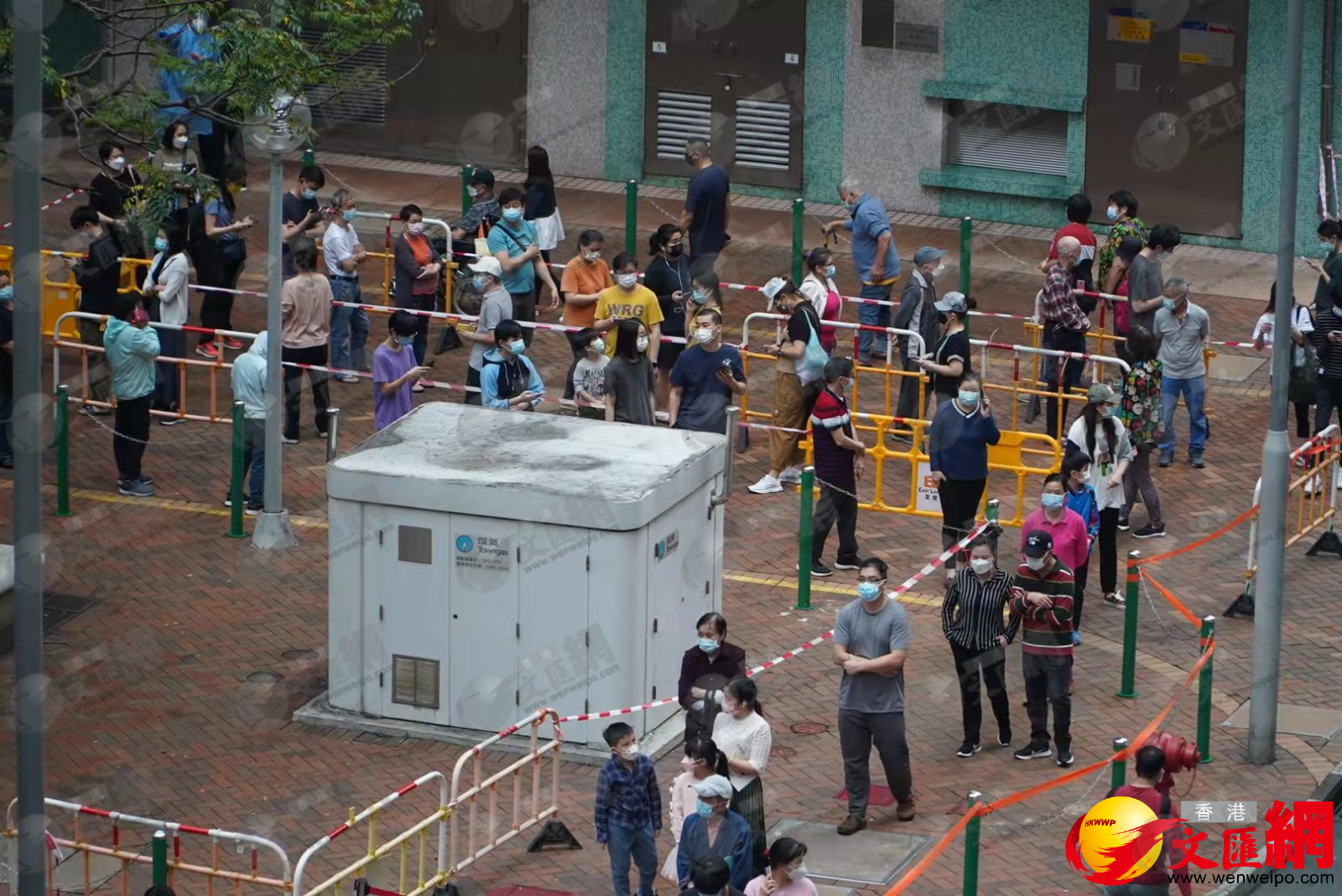 將軍澳健明邨健晴樓圍封強檢。（大公文匯全媒體記者 何燊亮 攝）