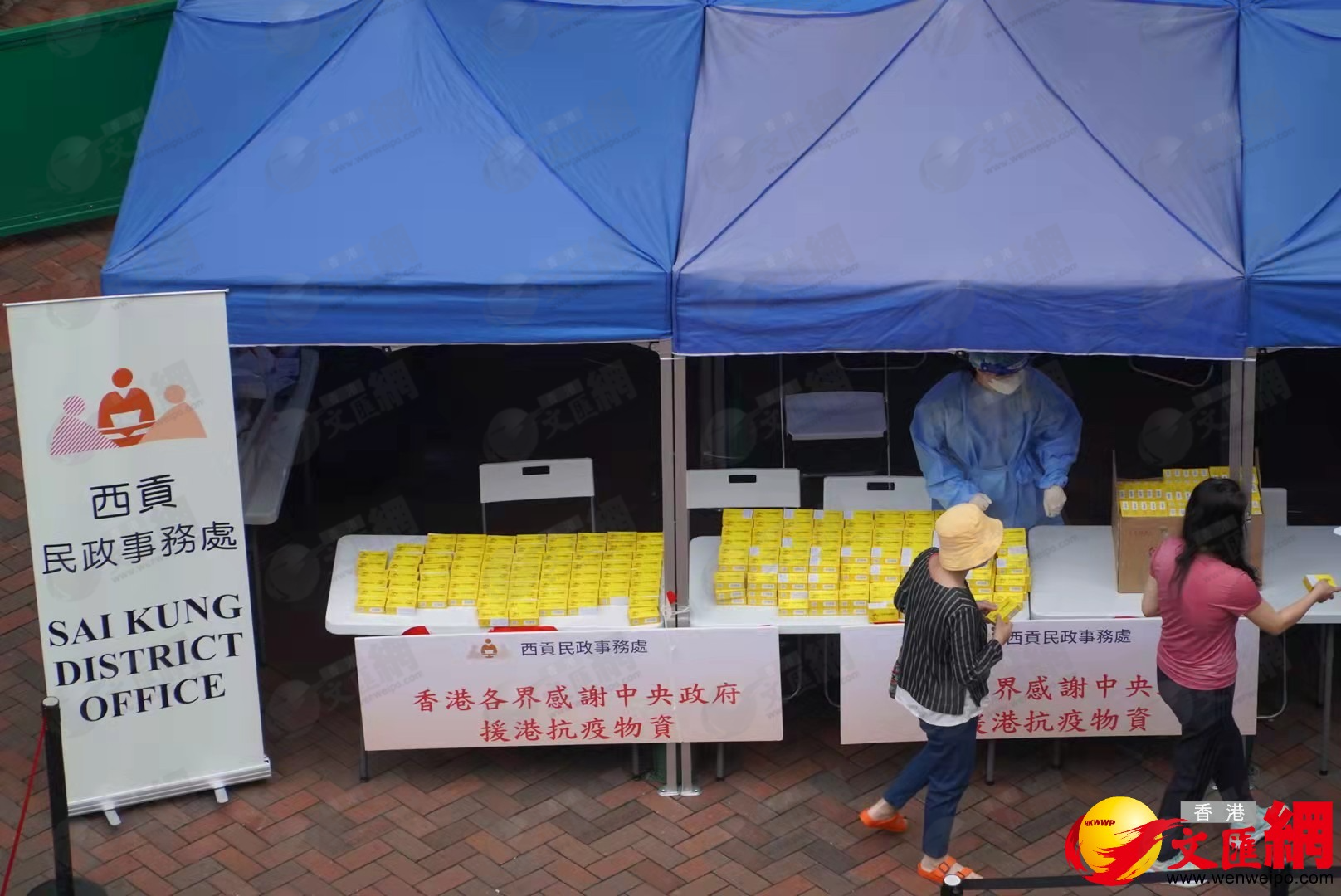 民政事務處於強檢現場派發中央援港藥物。（大公文匯全媒體記者 何燊亮 攝）