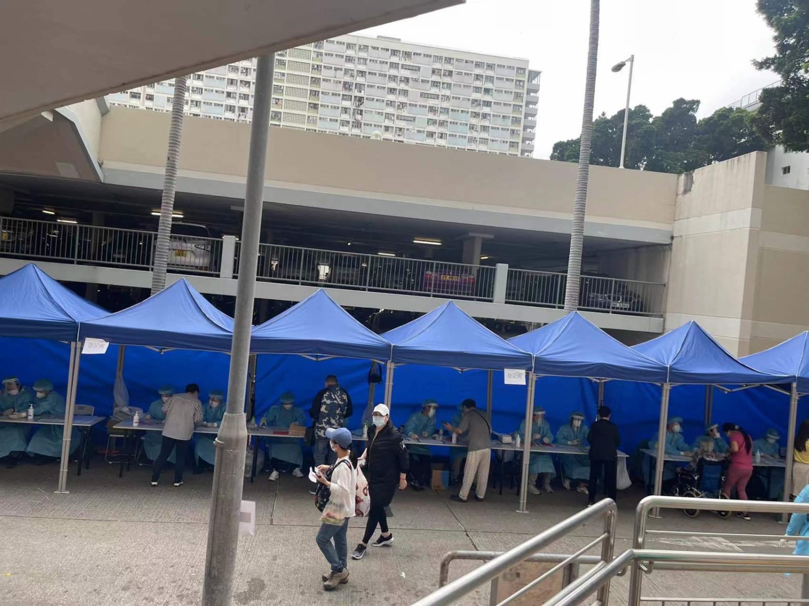 彩虹邨丹鳳樓圍封強檢。