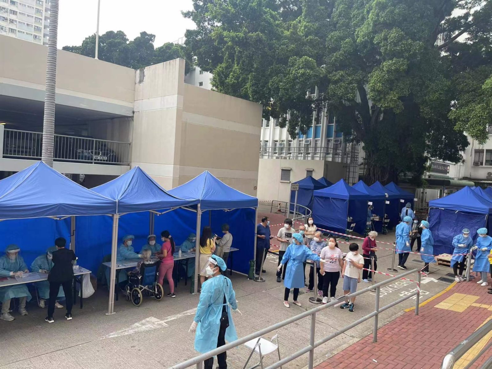 彩虹邨丹鳳樓圍封強檢。