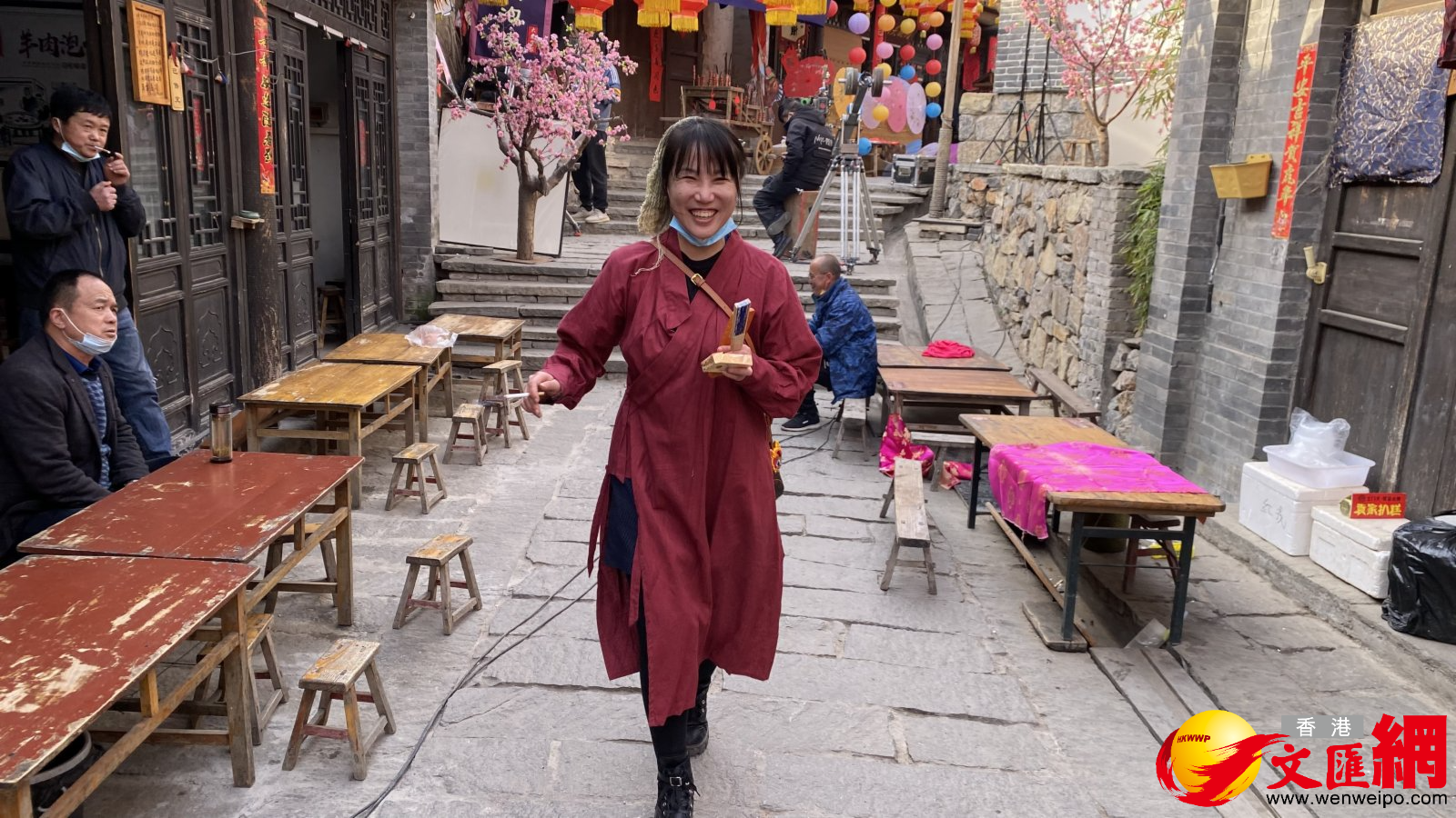 踏着春天的脚步,文青、网红和食客,来到石家庄西郊的土门关驿道小镇打卡。这里古风与时尚融合,是吃货们的天堂,北京老酸奶、长沙臭豆腐、新疆烤馕、陕西酿皮、太行干菜等特色美食一应俱全,真可谓是“一店一品,一味一绝”(记者顾大鹏石家庄报道) 踏着春天的脚步,文青、网红和食客,来到石家庄西郊的土门关驿道小镇打卡。这里古风与时尚融合,是吃货们的天堂,北京老酸奶、长沙臭豆腐、新疆烤馕、陕西酿皮、太行干菜等特色美食一应俱全,真可谓是“一店一品,一味一绝”(记者顾大鹏石家庄报道)