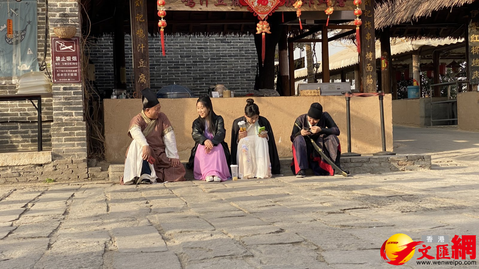 踏着春天的脚步,文青、网红和食客,来到石家庄西郊的土门关驿道小镇打卡。这里古风与时尚融合,是吃货们的天堂,北京老酸奶、长沙臭豆腐、新疆烤馕、陕西酿皮、太行干菜等特色美食一应俱全,真可谓是“一店一品,一味一绝”(记者顾大鹏石家庄报道) 踏着春天的脚步,文青、网红和食客,来到石家庄西郊的土门关驿道小镇打卡。这里古风与时尚融合,是吃货们的天堂,北京老酸奶、长沙臭豆腐、新疆烤馕、陕西酿皮、太行干菜等特色美食一应俱全,真可谓是“一店一品,一味一绝”(记者顾大鹏石家庄报道)