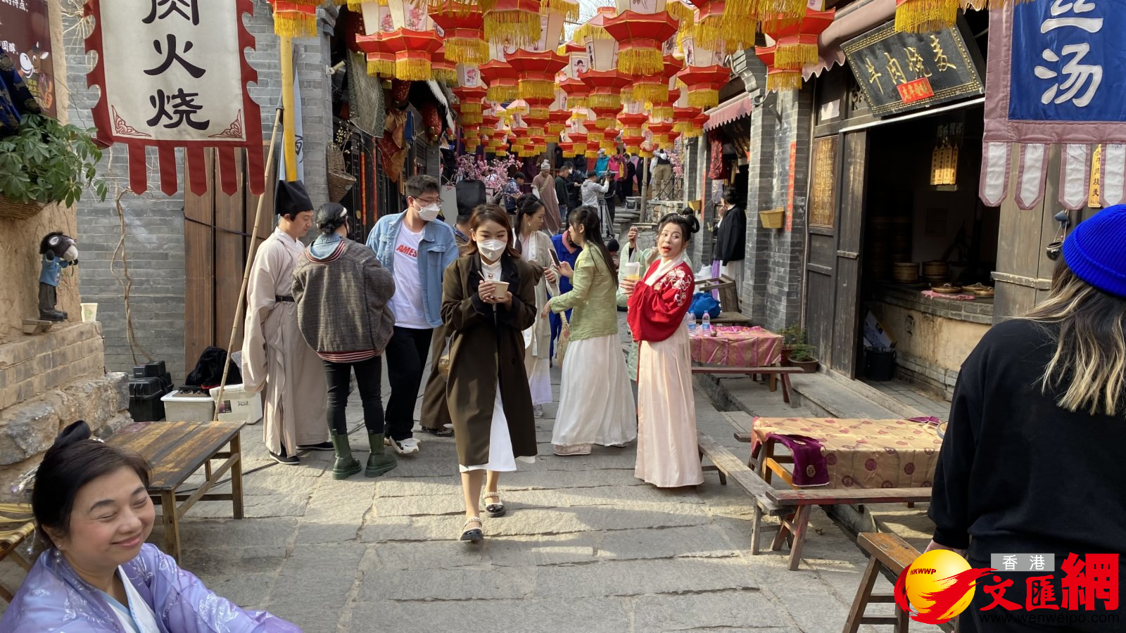踏着春天的脚步,文青、网红和食客,来到石家庄西郊的土门关驿道小镇打卡。这里古风与时尚融合,是吃货们的天堂,北京老酸奶、长沙臭豆腐、新疆烤馕、陕西酿皮、太行干菜等特色美食一应俱全,真可谓是“一店一品,一味一绝”(记者顾大鹏石家庄报道) 踏着春天的脚步,文青、网红和食客,来到石家庄西郊的土门关驿道小镇打卡。这里古风与时尚融合,是吃货们的天堂,北京老酸奶、长沙臭豆腐、新疆烤馕、陕西酿皮、太行干菜等特色美食一应俱全,真可谓是“一店一品,一味一绝”(记者顾大鹏石家庄报道)