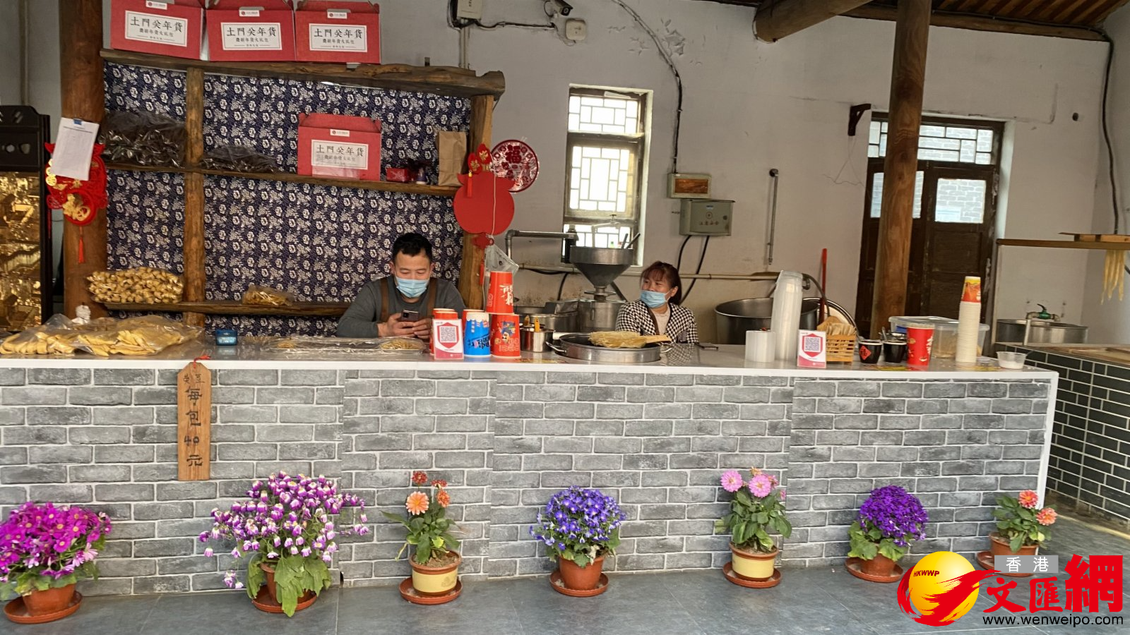 踏着春天的脚步,文青、网红和食客,来到石家庄西郊的土门关驿道小镇打卡。这里古风与时尚融合,是吃货们的天堂,北京老酸奶、长沙臭豆腐、新疆烤馕、陕西酿皮、太行干菜等特色美食一应俱全,真可谓是“一店一品,一味一绝”(记者顾大鹏石家庄报道) 踏着春天的脚步,文青、网红和食客,来到石家庄西郊的土门关驿道小镇打卡。这里古风与时尚融合,是吃货们的天堂,北京老酸奶、长沙臭豆腐、新疆烤馕、陕西酿皮、太行干菜等特色美食一应俱全,真可谓是“一店一品,一味一绝”(记者顾大鹏石家庄报道)