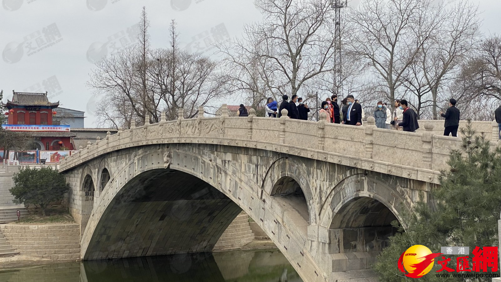 趙州橋公園正在加緊施工，預計五一勞動節前完工。不過，趙州橋目前還在有限對遊人開放。千年不倒的趙州橋，自隋朝建立以後，每隔兩三百年就會重修一次。唐朝李世民統治時期，北宋宋英宗時期，明朝嘉靖年間，清朝乾隆時期以及光緒時期，都對趙州橋進行過維修和重建，這才讓這座古橋能夠屹立到21世紀。（香港文匯網記者 顧大鵬 攝）