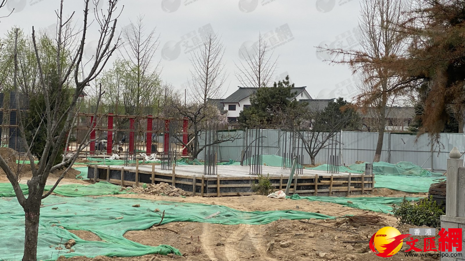 趙州橋公園正在加緊施工，預計五一勞動節前完工。不過，趙州橋目前還在有限對遊人開放。千年不倒的趙州橋，自隋朝建立以後，每隔兩三百年就會重修一次。唐朝李世民統治時期，北宋宋英宗時期，明朝嘉靖年間，清朝乾隆時期以及光緒時期，都對趙州橋進行過維修和重建，這才讓這座古橋能夠屹立到21世紀。（香港文匯網記者 顧大鵬 攝）