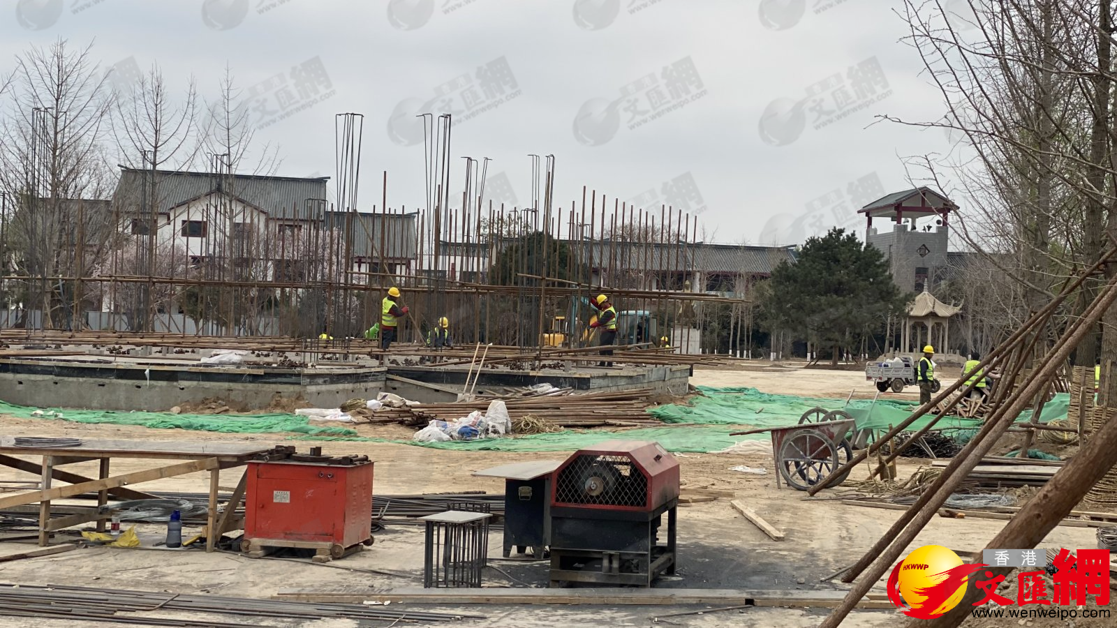 趙州橋公園正在加緊施工，預計五一勞動節前完工。不過，趙州橋目前還在有限對遊人開放。千年不倒的趙州橋，自隋朝建立以後，每隔兩三百年就會重修一次。唐朝李世民統治時期，北宋宋英宗時期，明朝嘉靖年間，清朝乾隆時期以及光緒時期，都對趙州橋進行過維修和重建，這才讓這座古橋能夠屹立到21世紀。（香港文匯網記者 顧大鵬 攝）