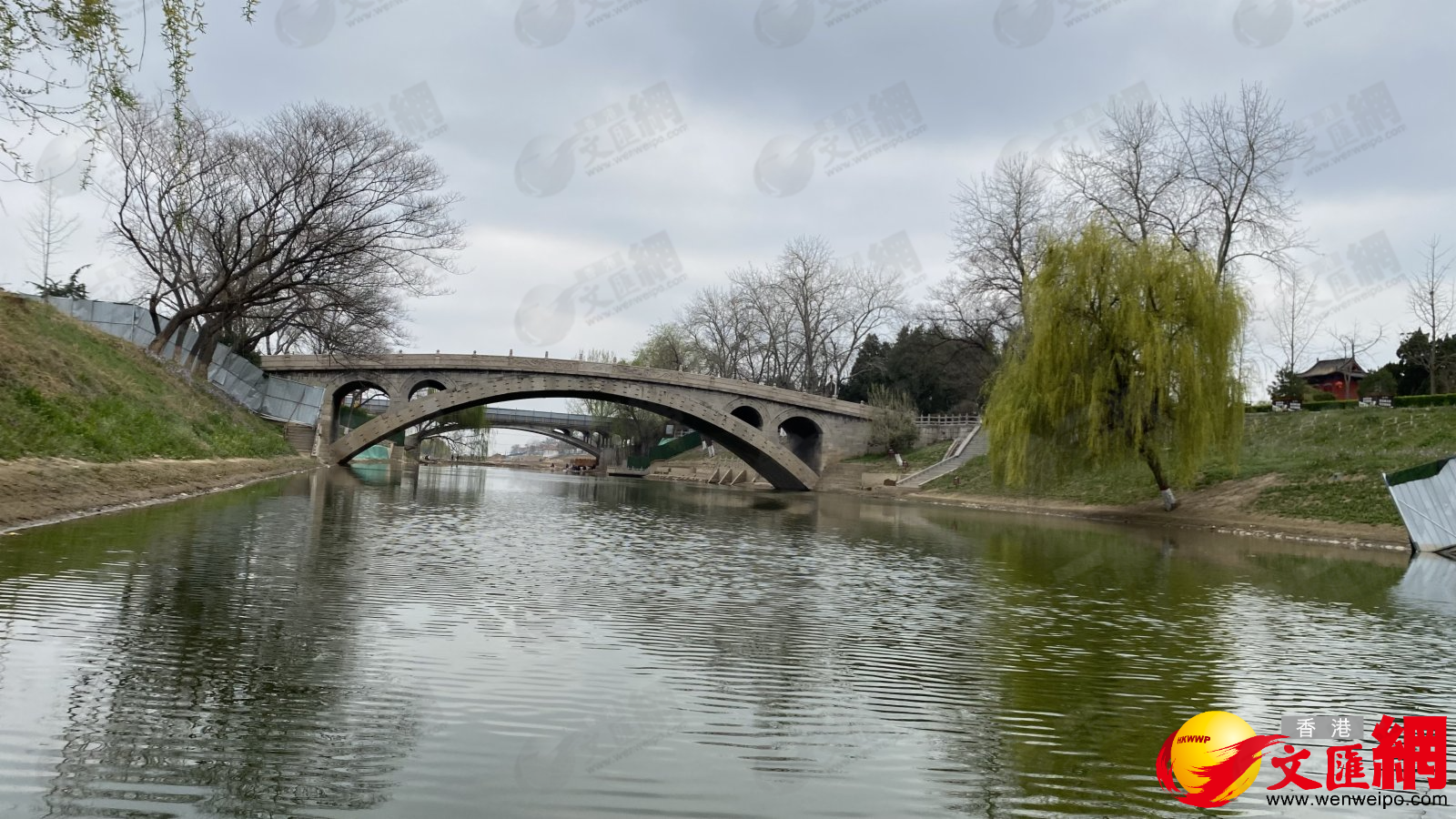 趙州橋公園正在加緊施工，預計五一勞動節前完工。不過，趙州橋目前還在有限對遊人開放。千年不倒的趙州橋，自隋朝建立以後，每隔兩三百年就會重修一次。唐朝李世民統治時期，北宋宋英宗時期，明朝嘉靖年間，清朝乾隆時期以及光緒時期，都對趙州橋進行過維修和重建，這才讓這座古橋能夠屹立到21世紀。（香港文匯網記者 顧大鵬 攝）