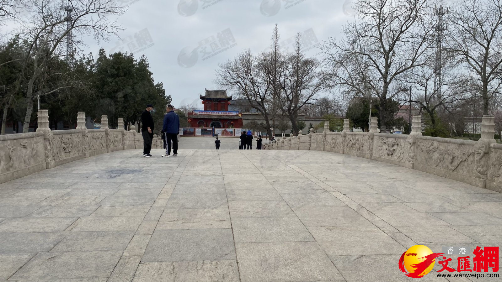 趙州橋公園正在加緊施工，預計五一勞動節前完工。不過，趙州橋目前還在有限對遊人開放。千年不倒的趙州橋，自隋朝建立以後，每隔兩三百年就會重修一次。唐朝李世民統治時期，北宋宋英宗時期，明朝嘉靖年間，清朝乾隆時期以及光緒時期，都對趙州橋進行過維修和重建，這才讓這座古橋能夠屹立到21世紀。（香港文匯網記者 顧大鵬 攝）