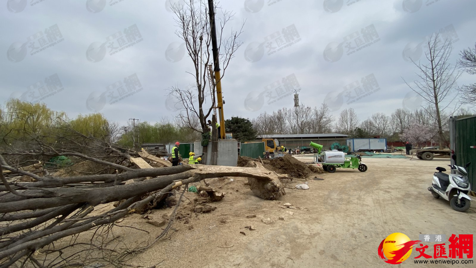 趙州橋公園正在加緊施工，預計五一勞動節前完工。不過，趙州橋目前還在有限對遊人開放。千年不倒的趙州橋，自隋朝建立以後，每隔兩三百年就會重修一次。唐朝李世民統治時期，北宋宋英宗時期，明朝嘉靖年間，清朝乾隆時期以及光緒時期，都對趙州橋進行過維修和重建，這才讓這座古橋能夠屹立到21世紀。（香港文匯網記者 顧大鵬 攝）