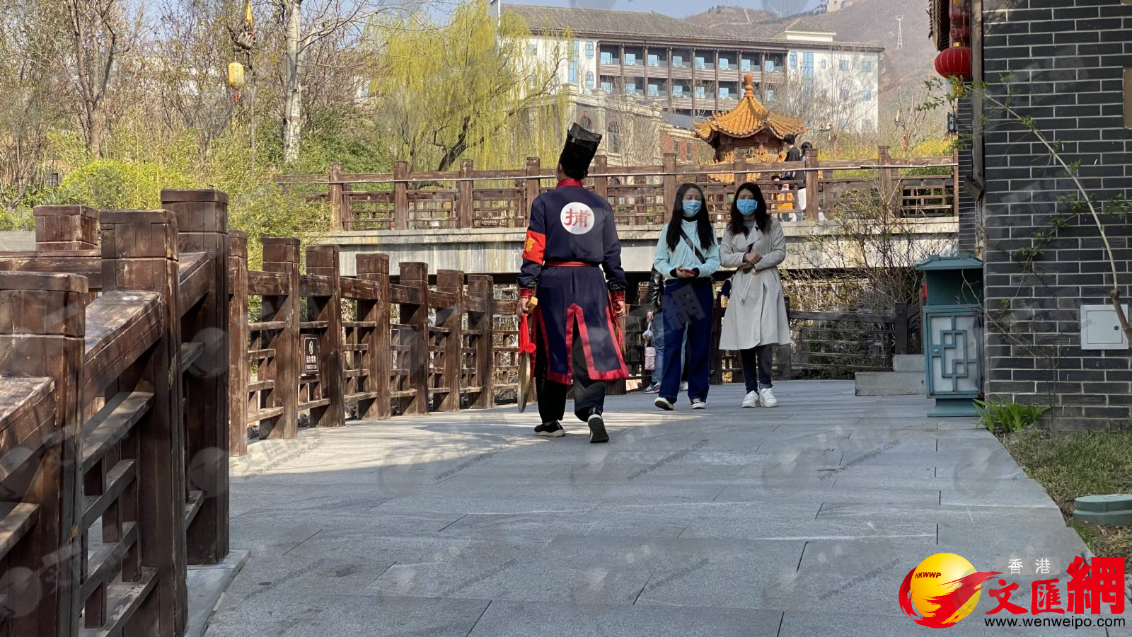 清明假期，德明古鎮吸引眾多遊人前來踏青。(記者顧大鵬攝)