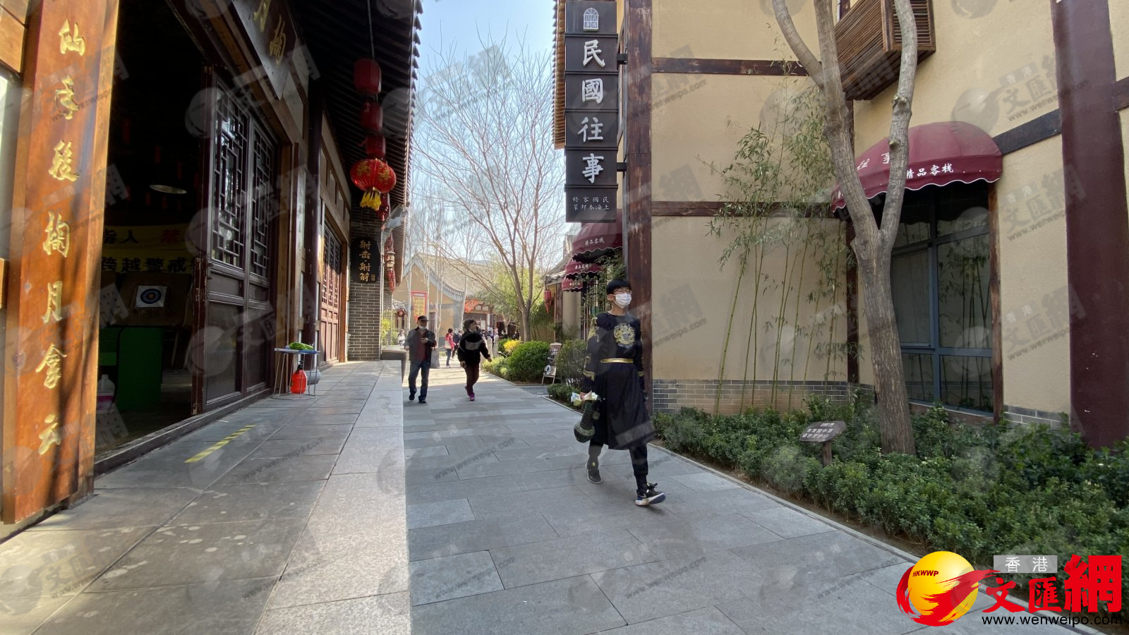 清明假期，德明古鎮吸引眾多遊人前來踏青。(記者顧大鵬攝)