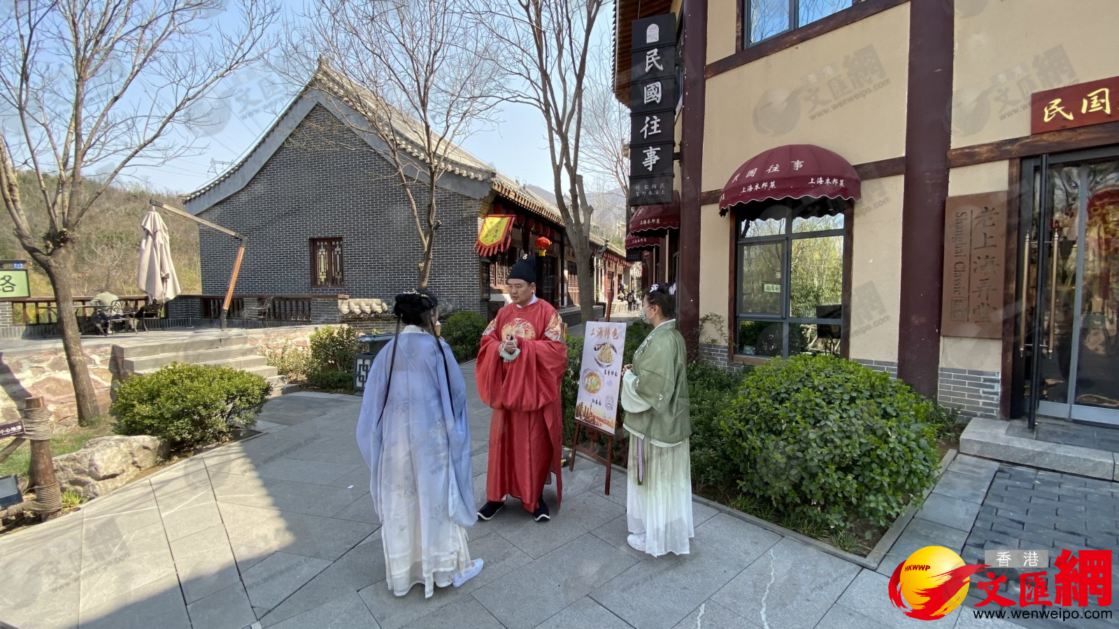 清明假期，德明古鎮吸引眾多遊人前來踏青。(記者顧大鵬攝)