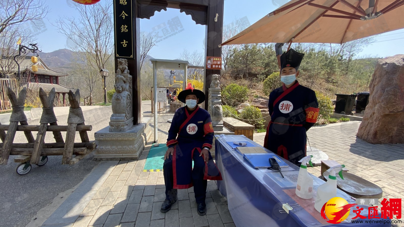 清明假期，德明古鎮吸引眾多遊人前來踏青。(記者顧大鵬攝)