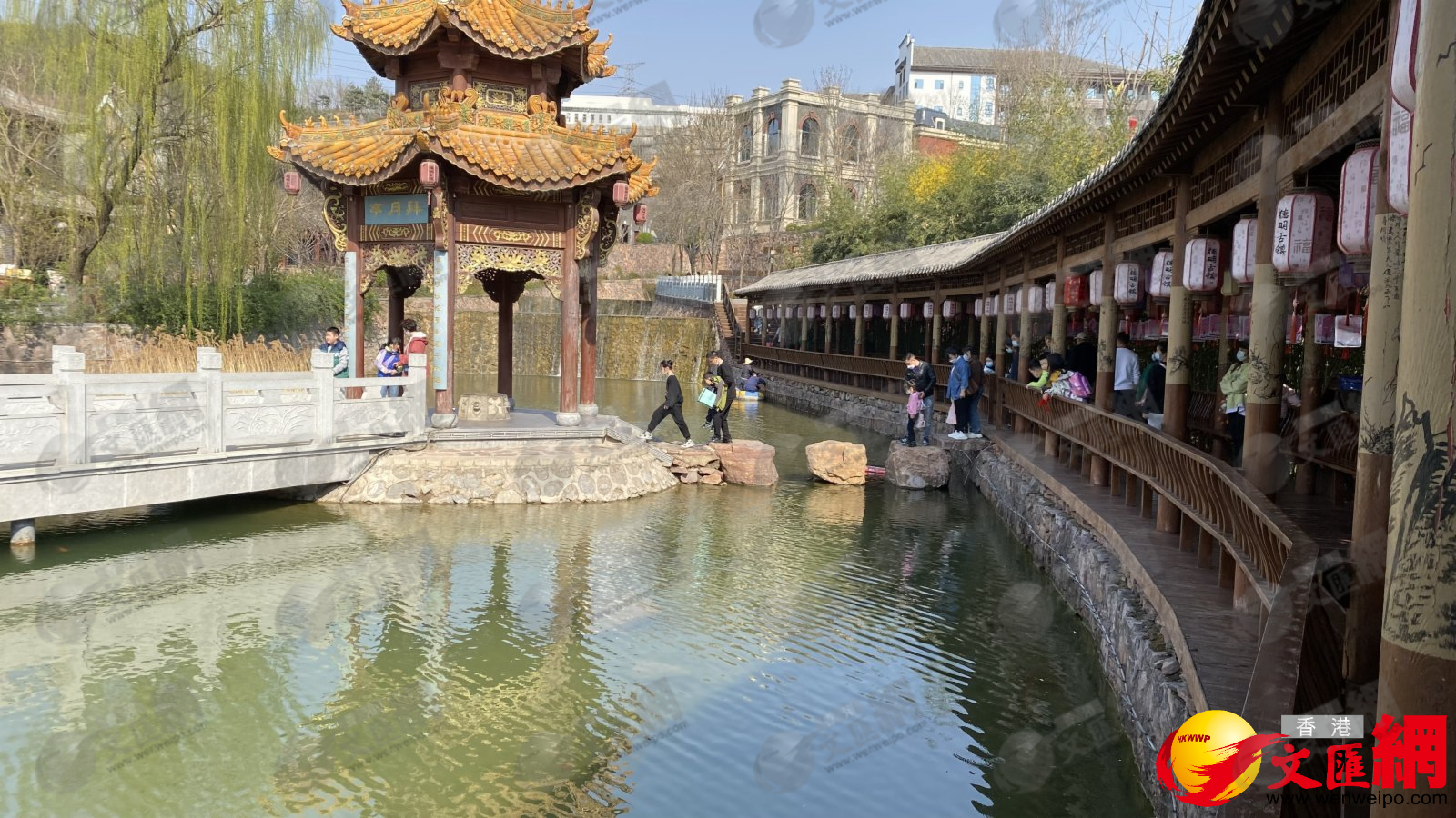 清明假期，德明古鎮吸引眾多遊人前來踏青。(記者顧大鵬攝)