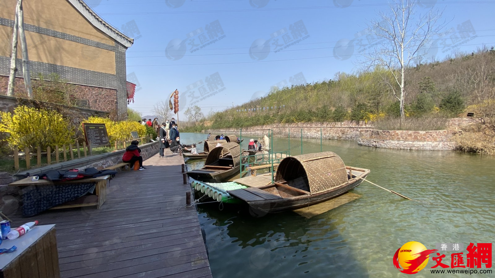 清明假期，德明古鎮吸引眾多遊人前來踏青。(記者顧大鵬攝)