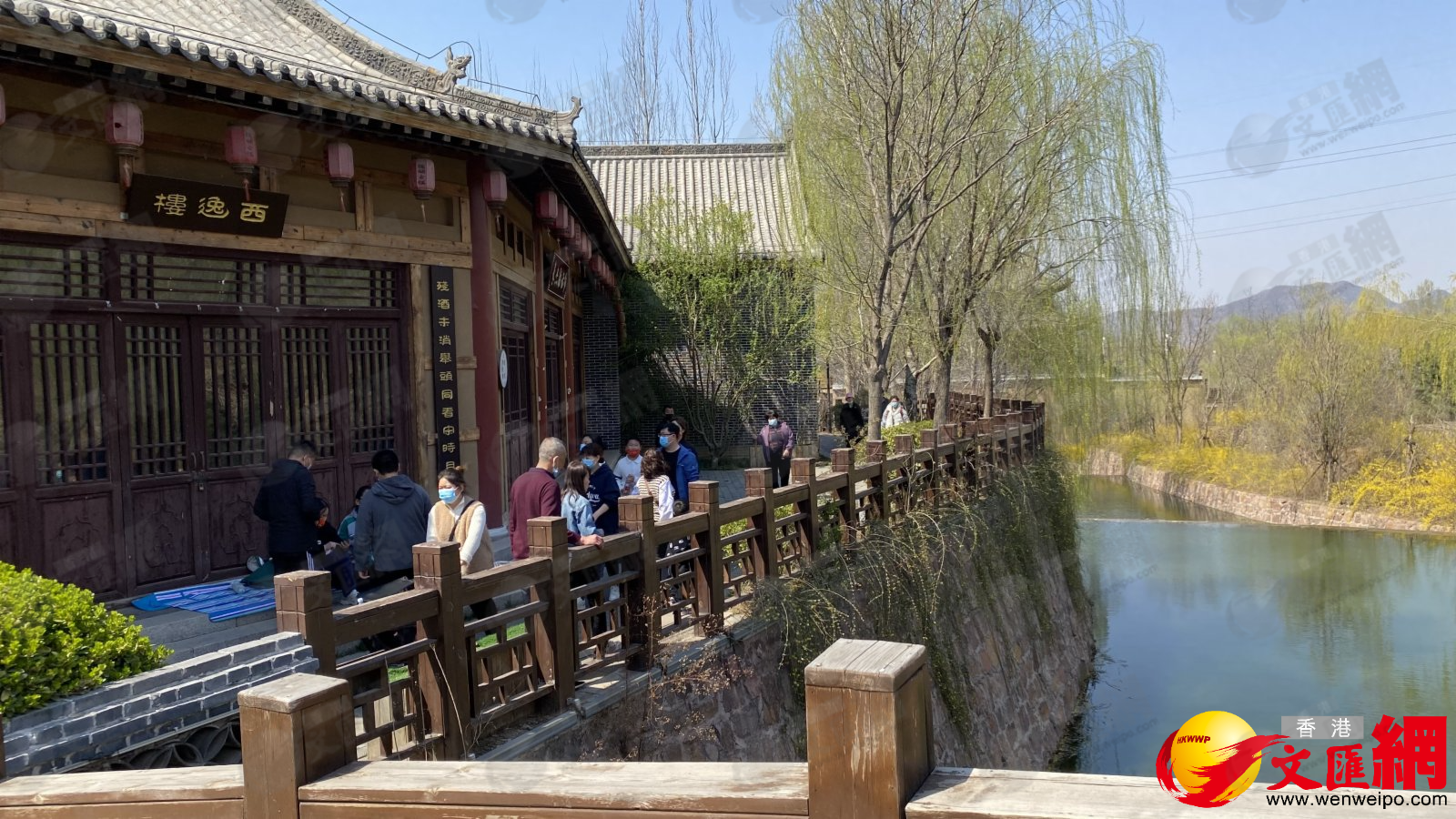 清明假期，德明古鎮吸引眾多遊人前來踏青。(記者顧大鵬攝)