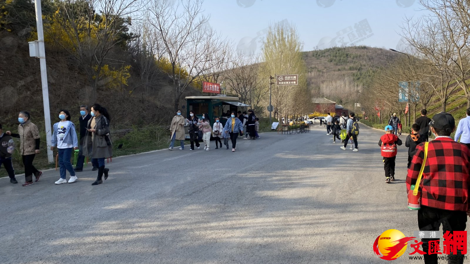 清明假期，德明古鎮吸引眾多遊人前來踏青。(記者顧大鵬攝)
