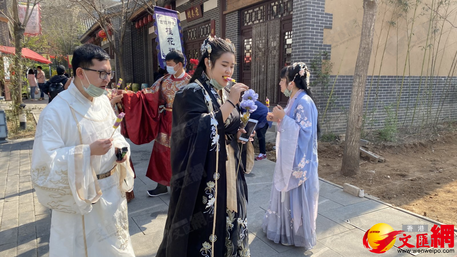 清明假期，德明古鎮吸引眾多遊人前來踏青。(記者顧大鵬攝)