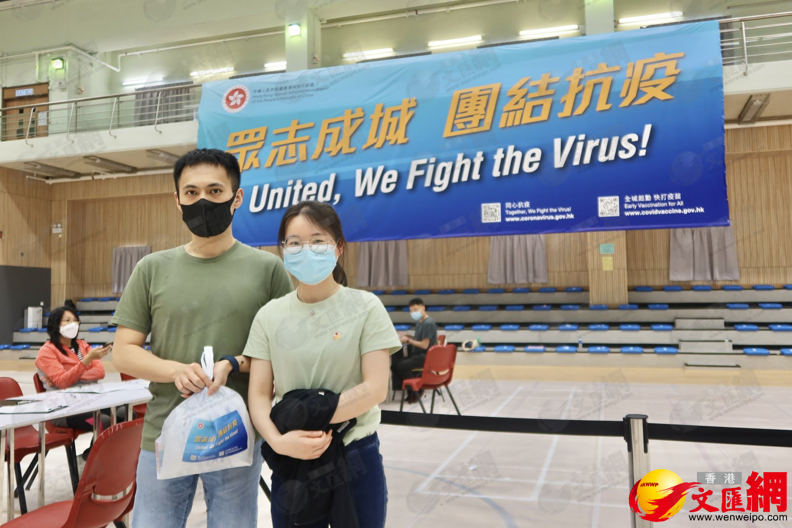 周先生和周太太中午特意趕來補領抗疫包。(大公文匯全媒體記者 楊新雨 攝) 周先生和周太太中午特意趕來補領抗疫包。(大公文匯全媒體記者 楊新雨 攝)