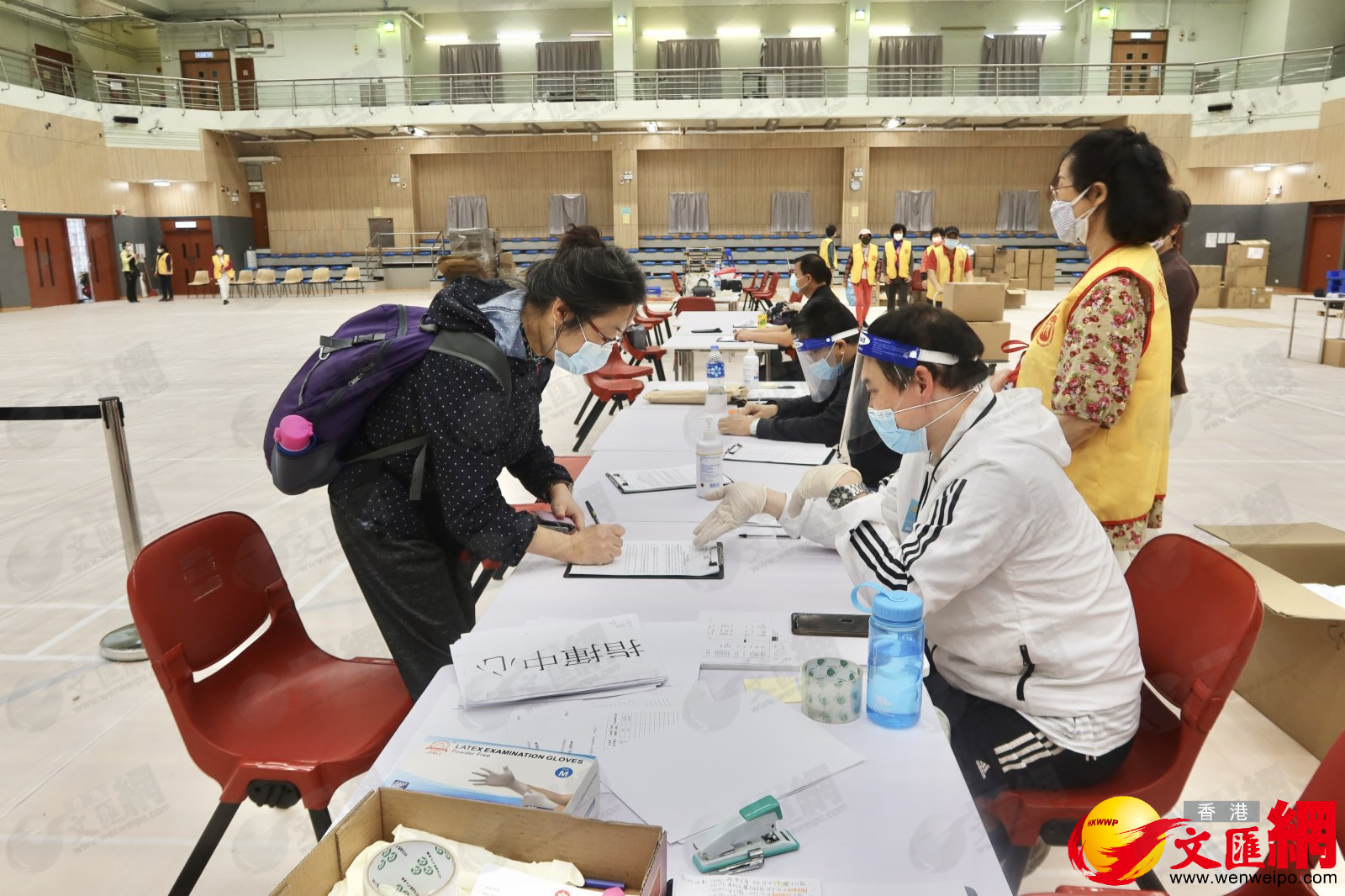 零星有市民前來領取抗疫包。(大公文匯全媒體記者 楊新雨 攝) 零星有市民前來領取抗疫包。(大公文匯全媒體記者 楊新雨 攝)