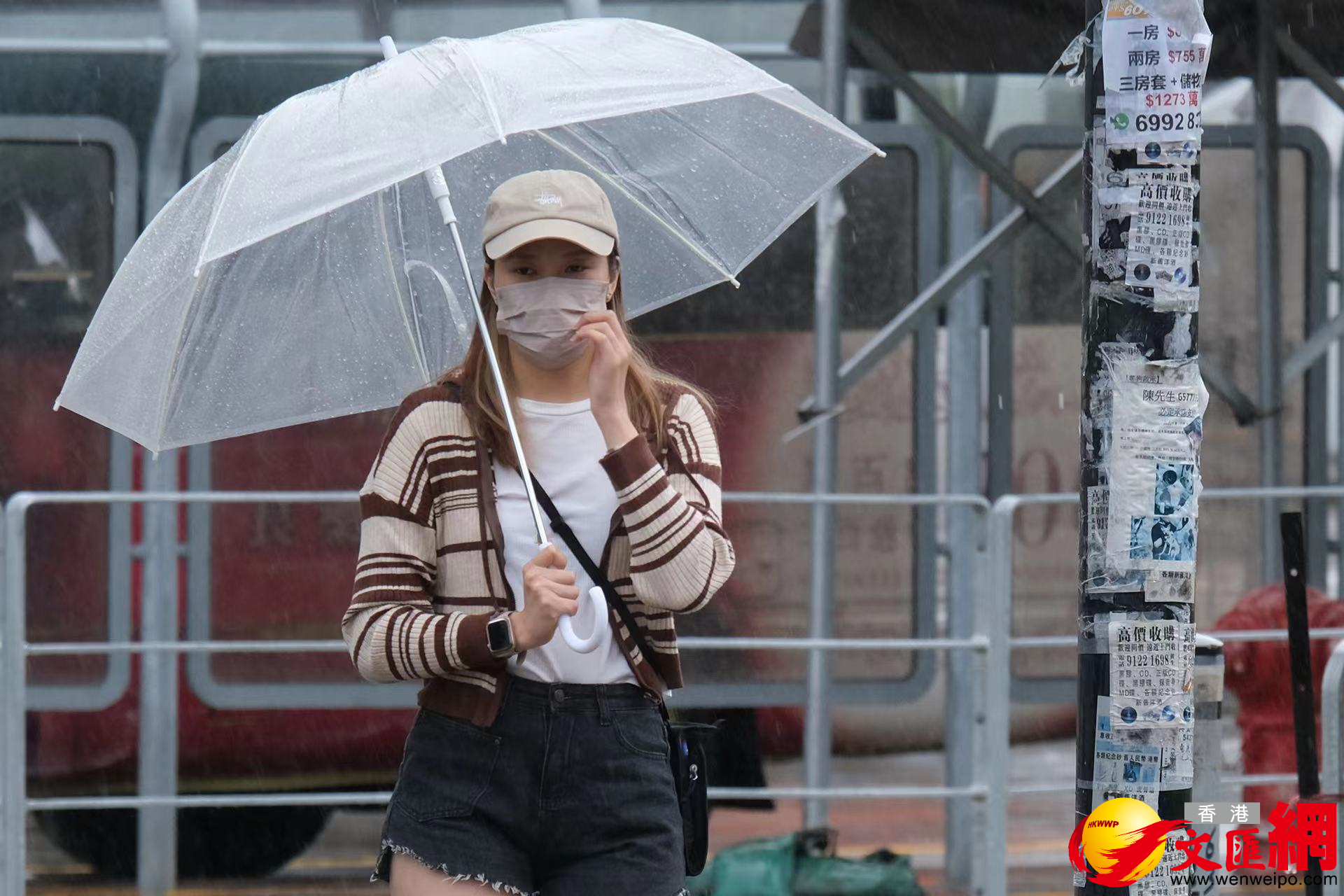 香港今日雨勢頗大，市民出行要擔遮或着雨褸。（大公文匯全媒體記者麥鈞傑攝）