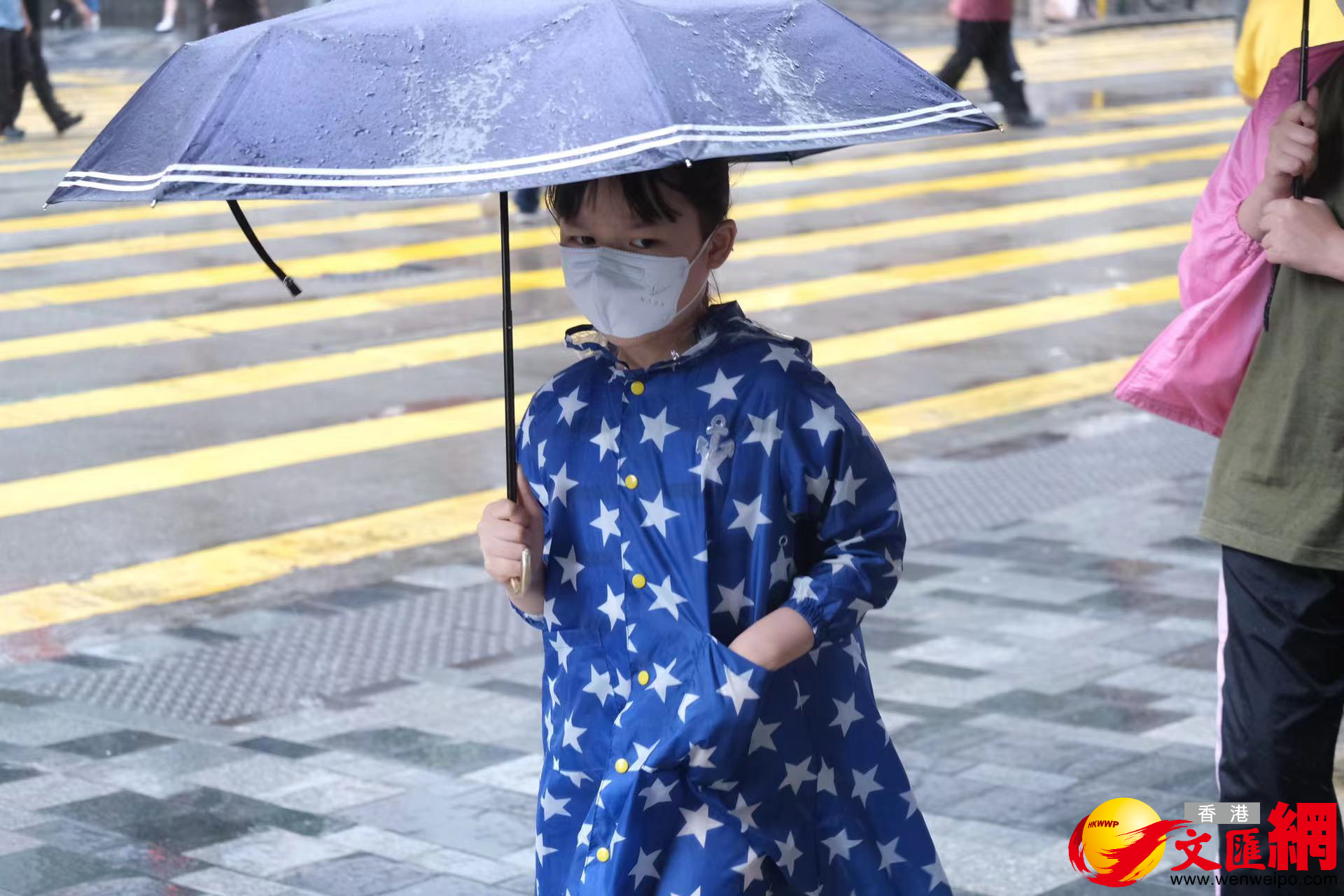 香港今日雨勢頗大，市民出行要擔遮或着雨褸。（大公文匯全媒體記者麥鈞傑攝）