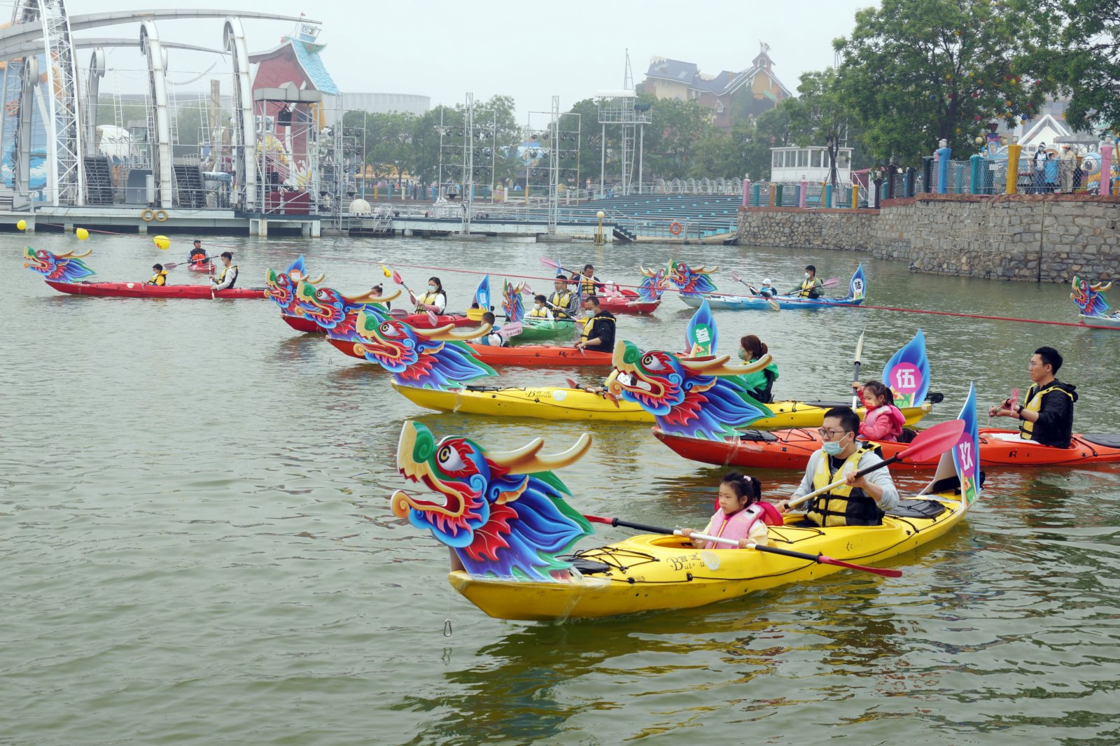 端午親子龍舟賽在大連海昌發現王國主題公園上演。(記者宋偉攝) 端午親子龍舟賽在大連海昌發現王國主題公園上演。(記者宋偉攝)