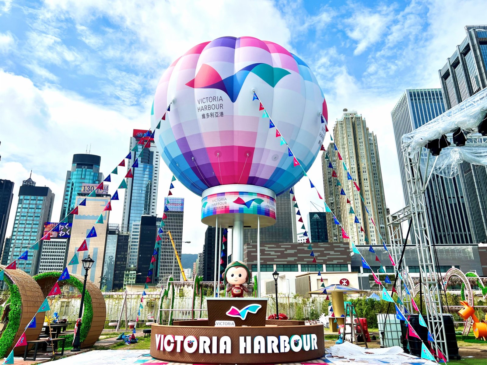 圖為以仲夏熱氣球為題的灣仔「HarbourChill海濱休閒站」。（政府新聞處）
