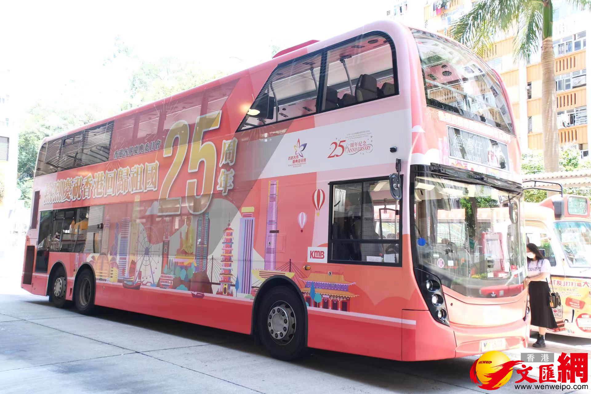 香港大街小巷的交通工具上都裝飾了「慶回歸」標語海報，濃烈氣氛迎接「七一」。（大公文匯全媒體記者陳文俊攝）