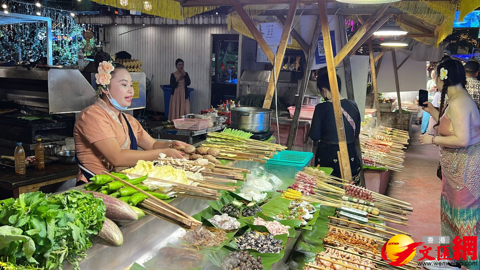 特色夜市吸引八方遊客。（記者譚旻煦 攝）