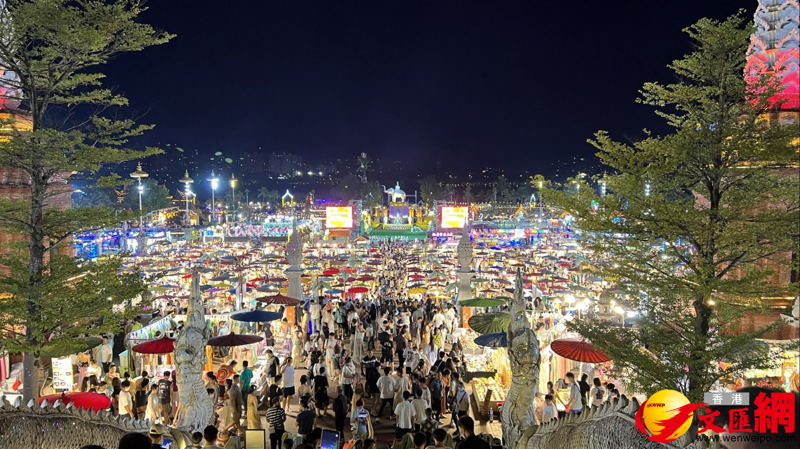 八方來客點亮星光夜市特色。（記者譚旻煦 攝）