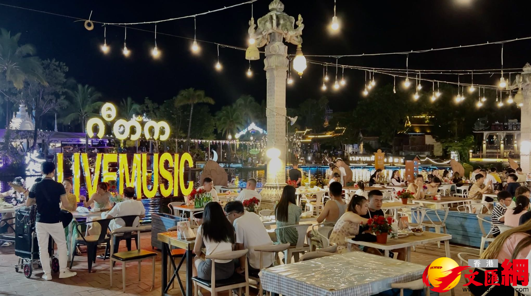 特色夜市吸引八方遊客。（記者譚旻煦 攝）