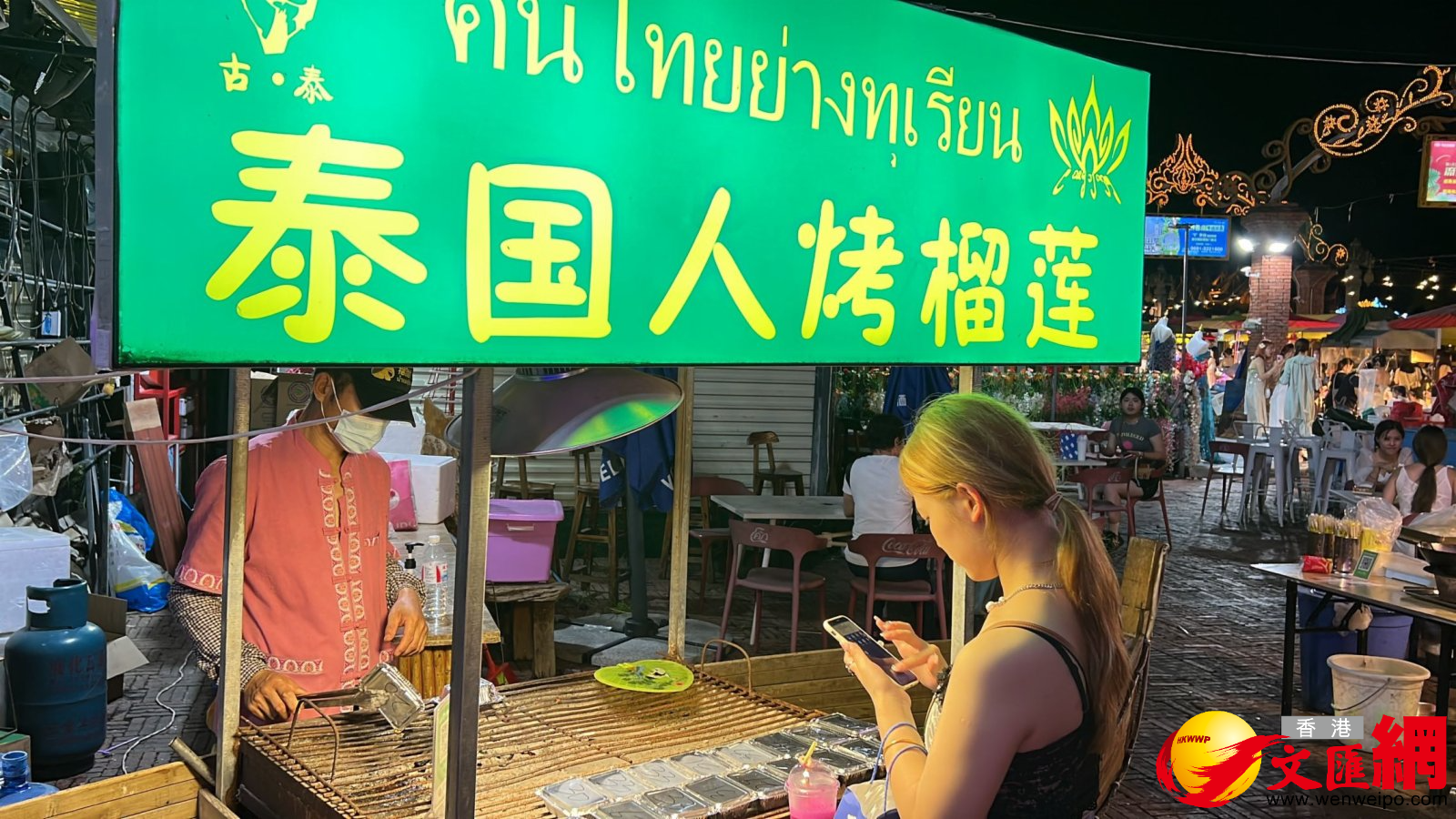 可以「假裝在泰國」的星光夜市。（記者譚旻煦 攝）