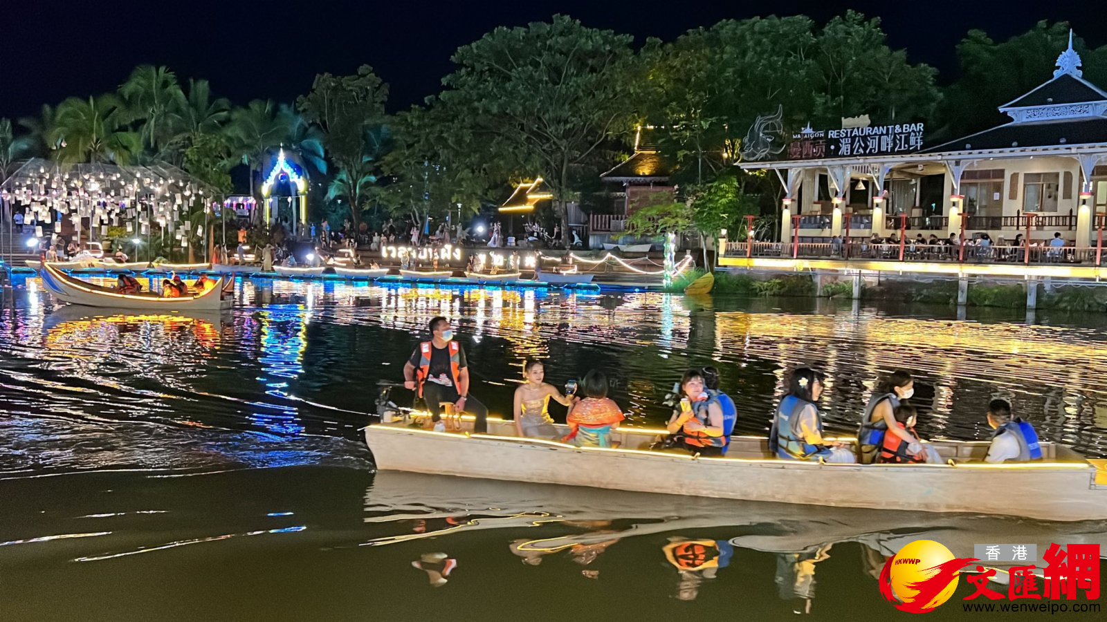 西雙版納告莊西雙景星光夜市燈火璀璨。（記者譚旻煦 攝）